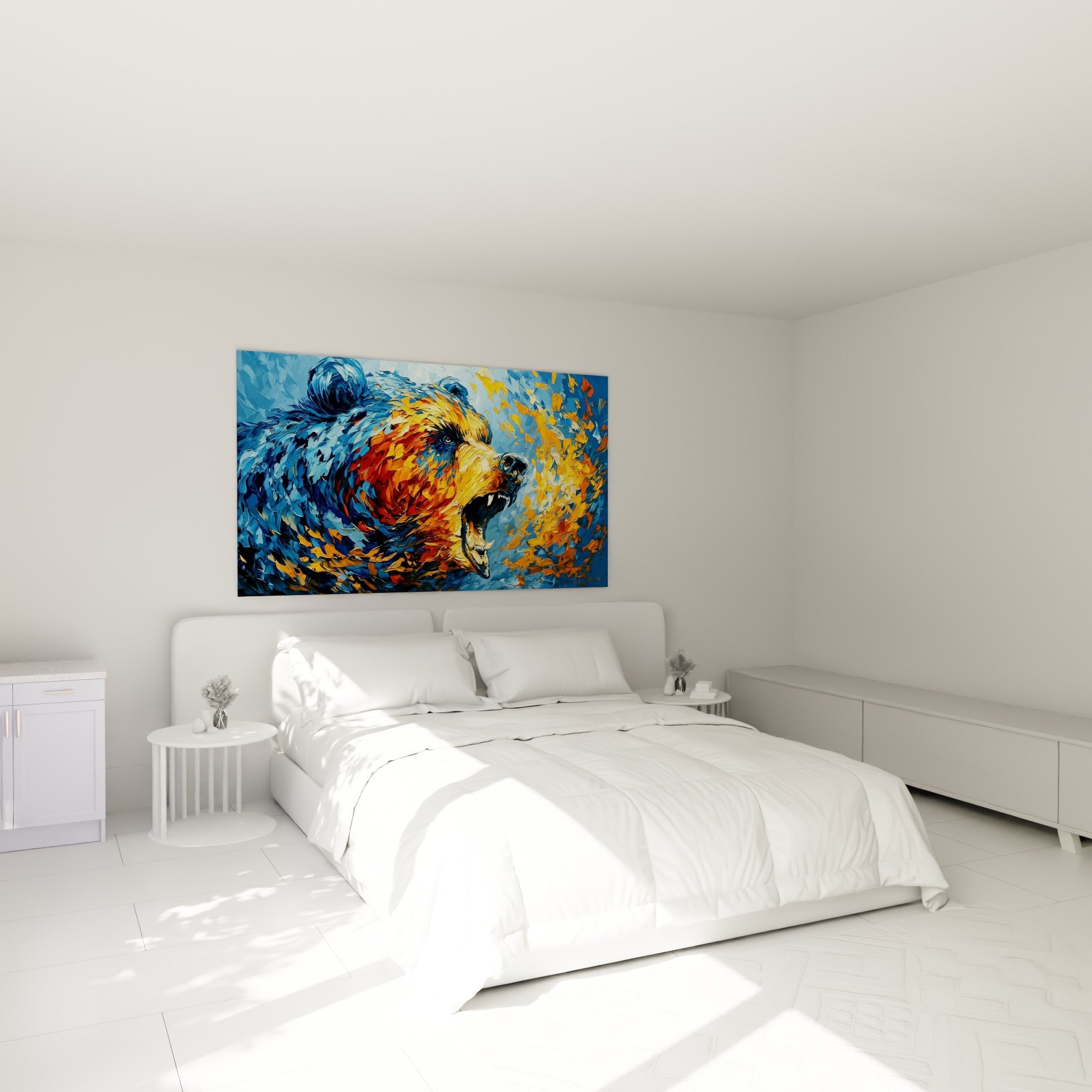 Museau d'ours brun fauve et doré sur fond bleu profond, accroché au-dessus d'un lit dans une chambre claire