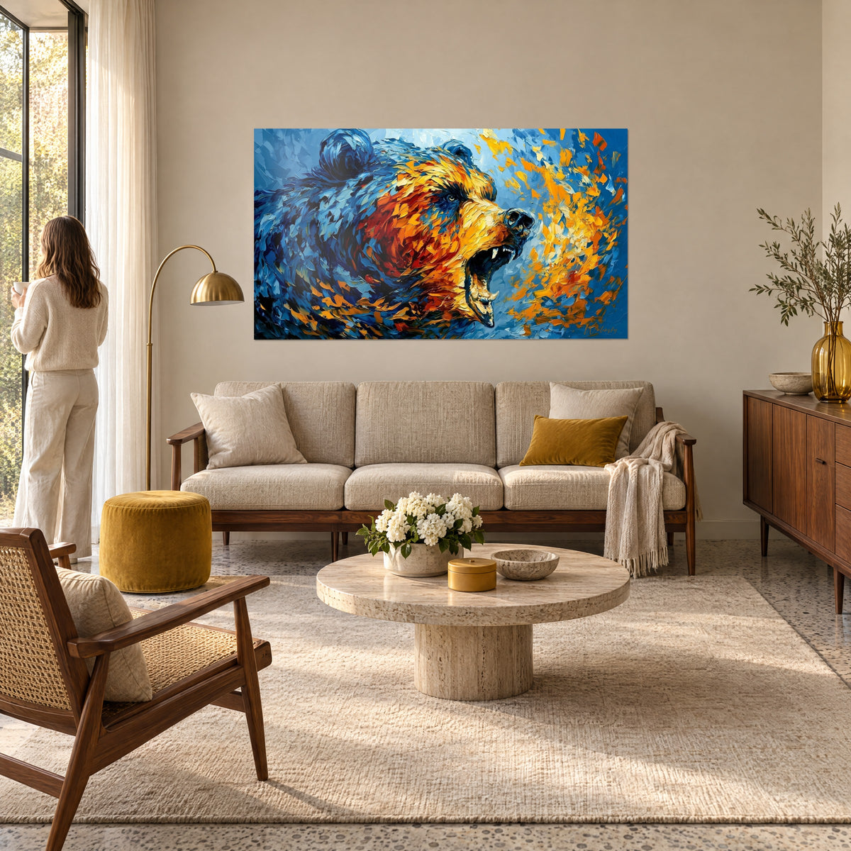 Tableau grizzly rugissant aux coups de couteau bleu nuit et orange cuivré, mâchoire ouverte, au-dessus d'un canapé dans un salon lumineux