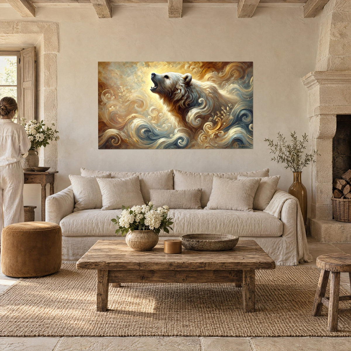 Gemälde Cremefarbener brüllender Bär in ockerfarbenen und stahlblauen Wirbeln, leuchtendes Fell, über einem Sofa in einem hellen Wohnzimmer