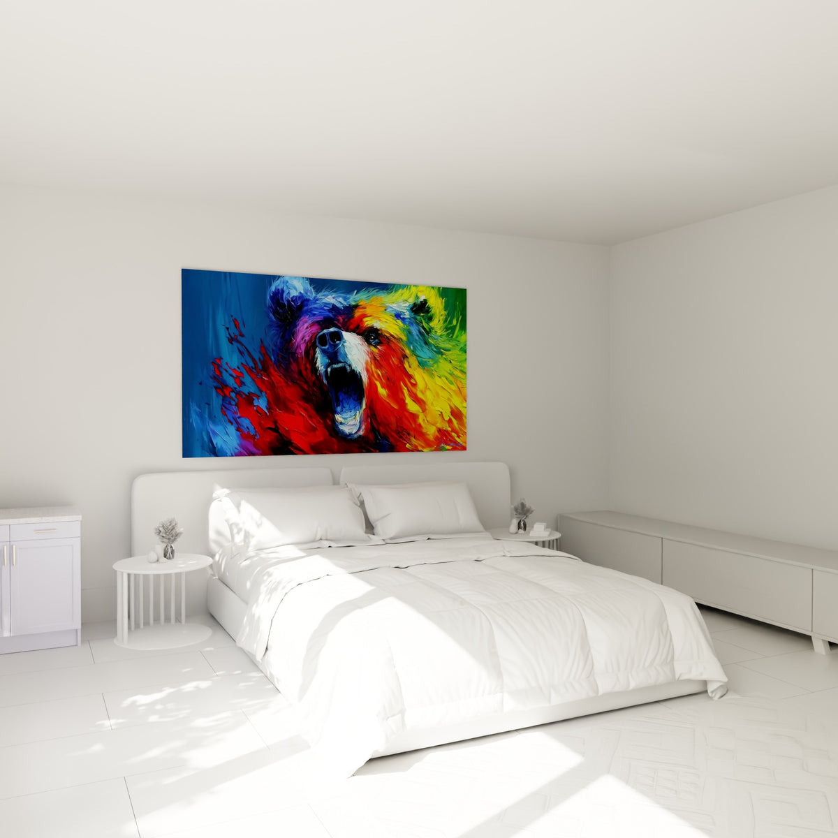Museau d'ours brun rouge et jaune vif accroché au-dessus d'un lit dans une chambre claire