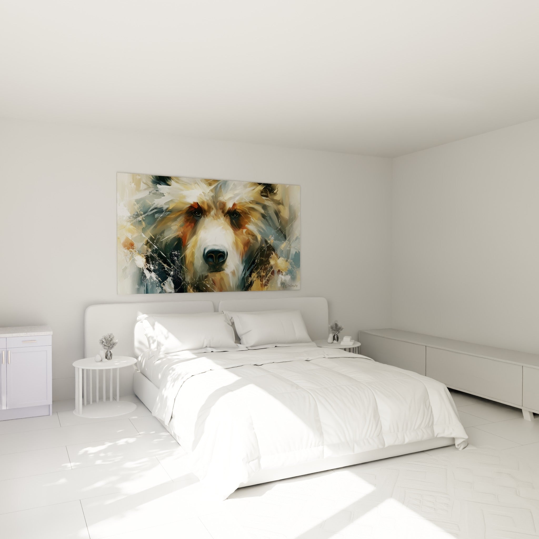 Regard intense d'un ours brun ocre et anthracite, accroché au-dessus d'un lit dans une chambre claire