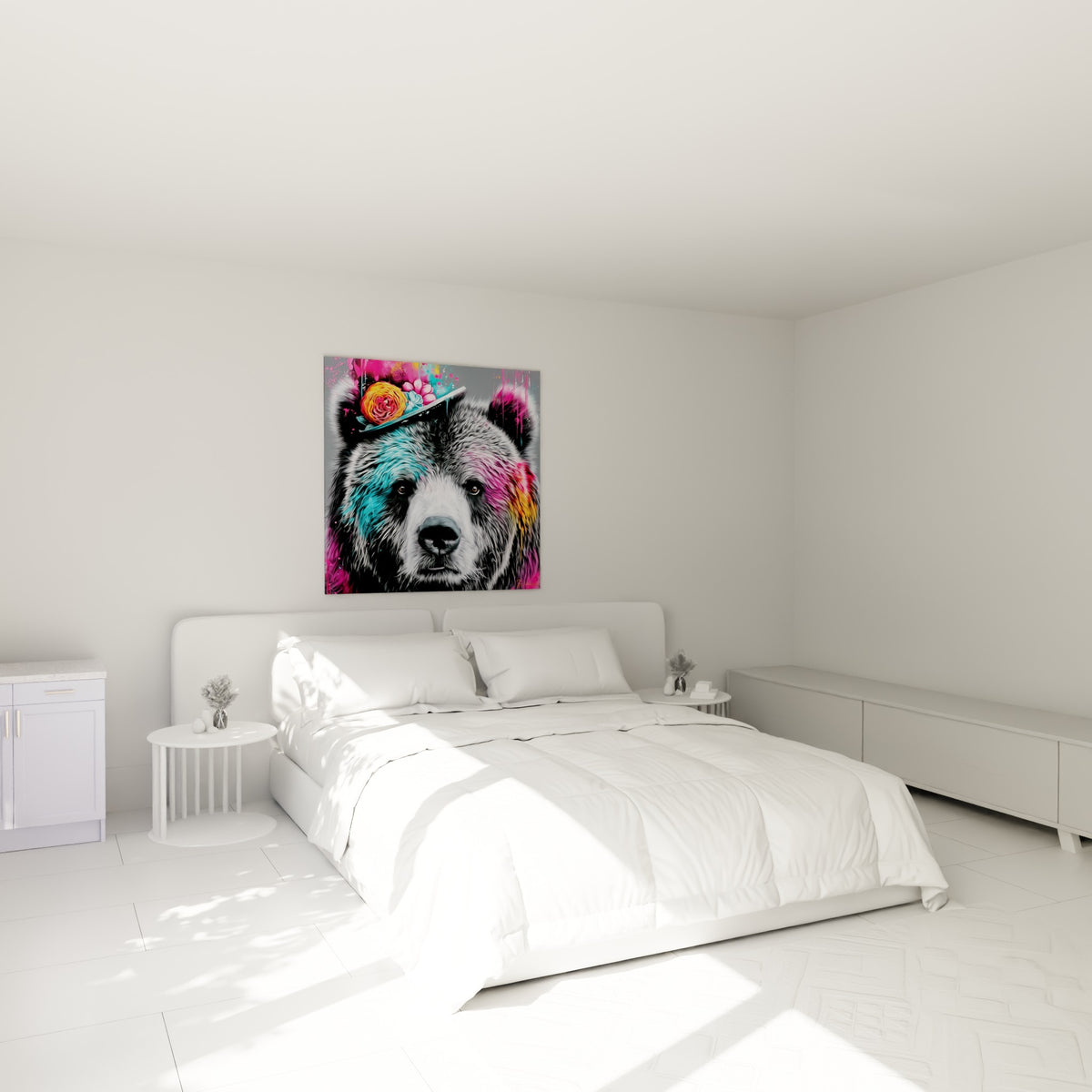Museau noir d'ours brun entouré de coulures roses et dorées, accroché au-dessus d'un lit dans une chambre claire