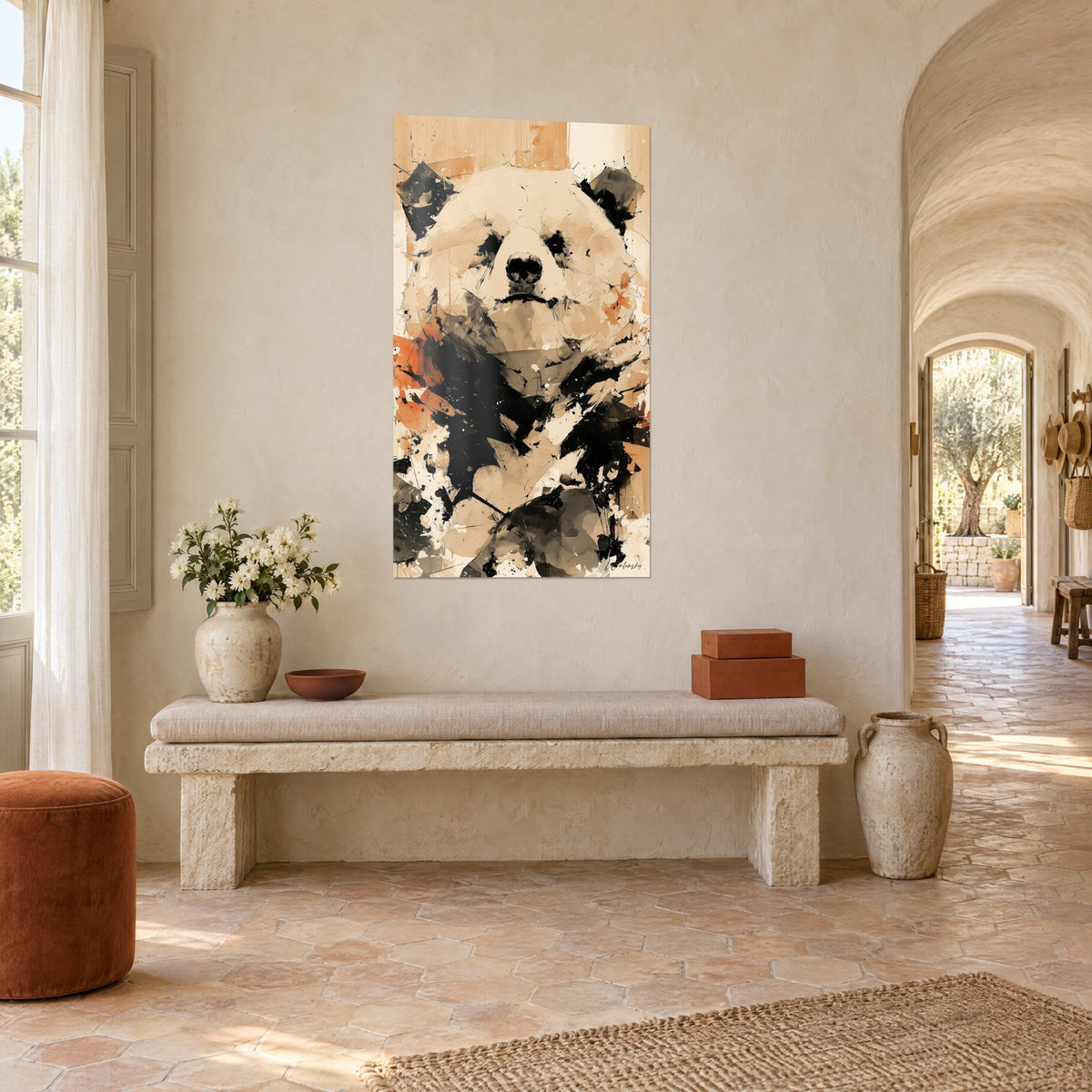Tableau masque d'ours blanc et noir éclaboussé d'orange, mur chaux et banc de pierre dans un couloir voûté en mas