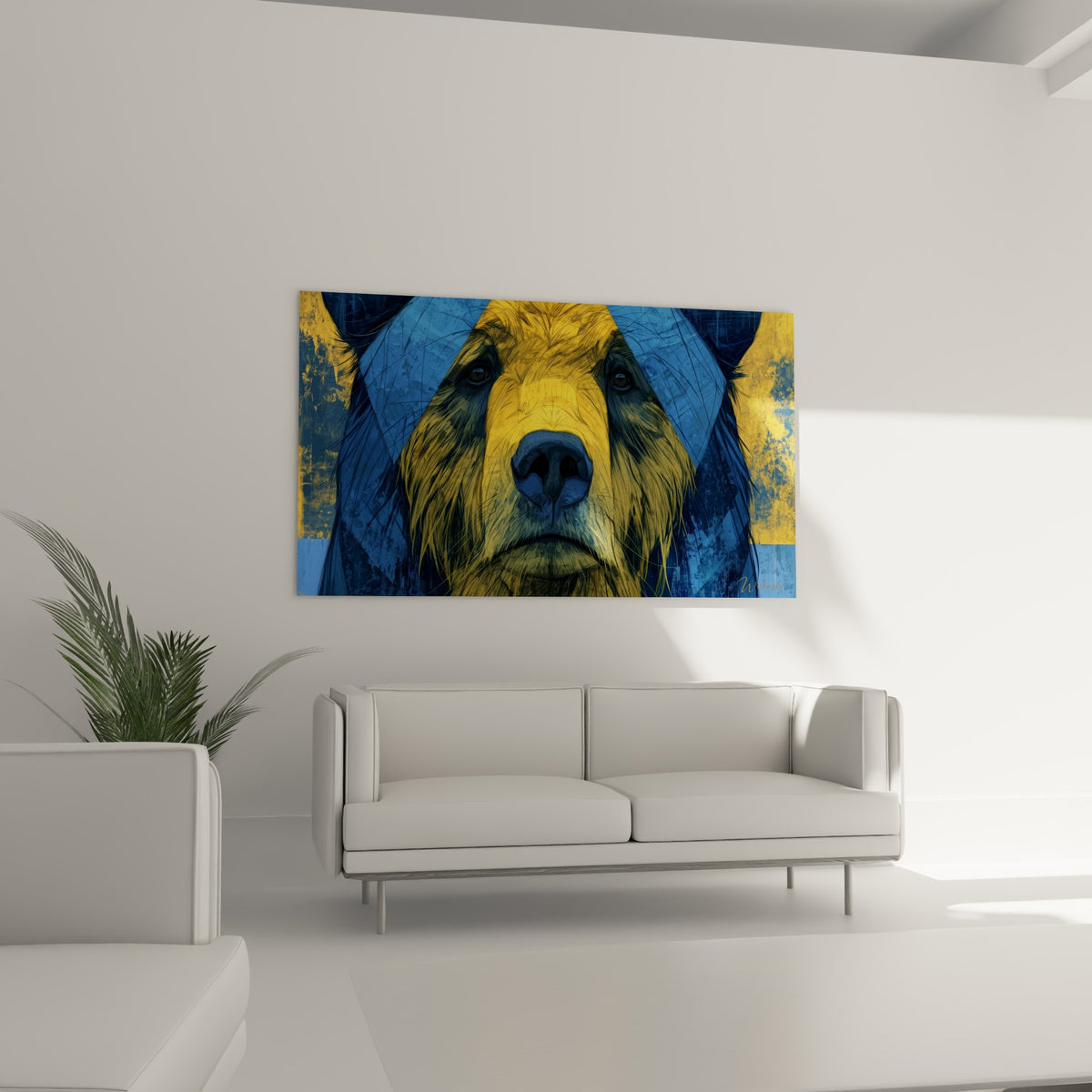 Museau d'ours brun noir et doré sur fond bleu marine, suspendu au-dessus d'un canapé dans un salon lumineux