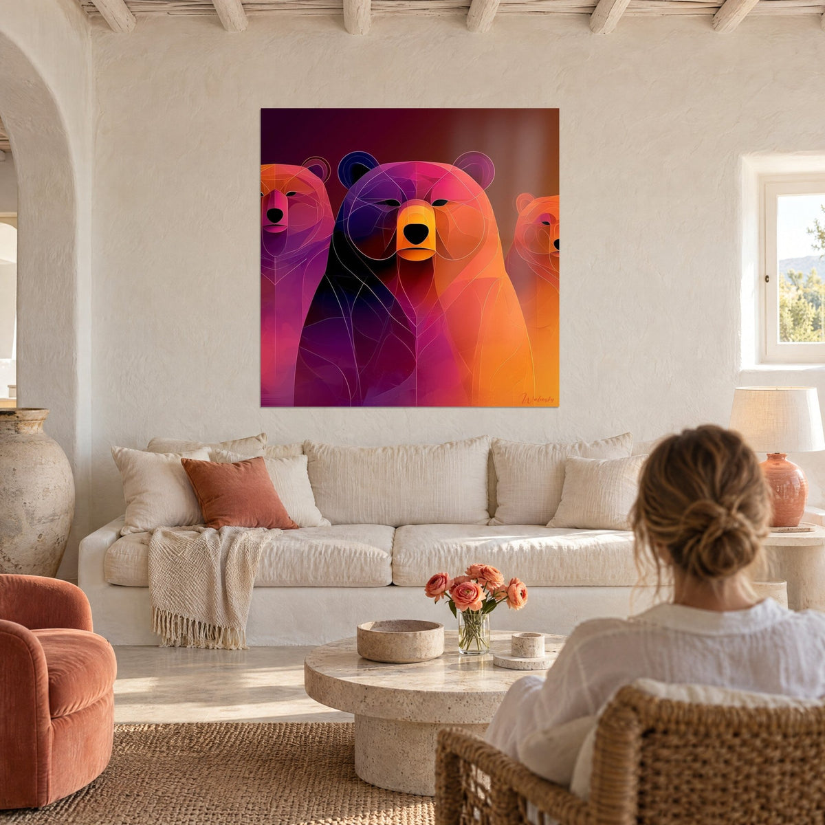 Gemälde Trio geometrischer Bären in Violett und Orange, feine helle Linien, über einem Sofa in einem hellen Wohnzimmer