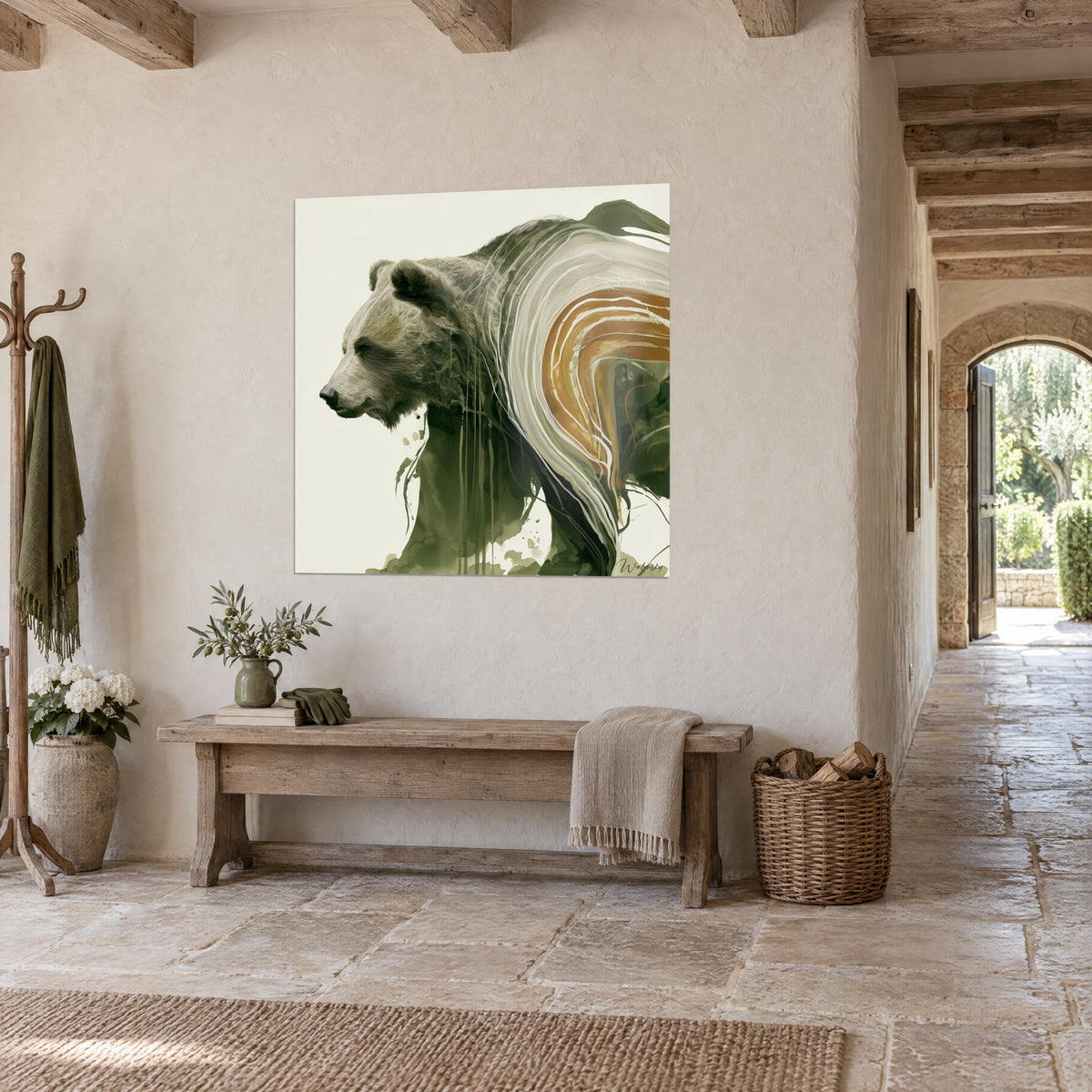 Obraz masywny grizzly o mchowozielonym futrze i ochrowych smugach, ujęcie trzy czwarte na kamiennej ścianie korytarza