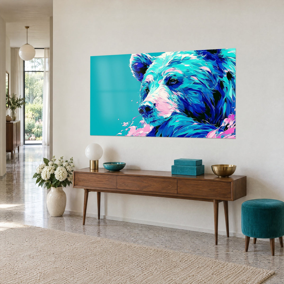 Gemälde Eisbär in Gletscherblau mit tiefem Blick, einfarbig türkiser Hintergrund und rosa Akzente, an einer cremefarbenen Wand gegenüber einem Holzbuffet