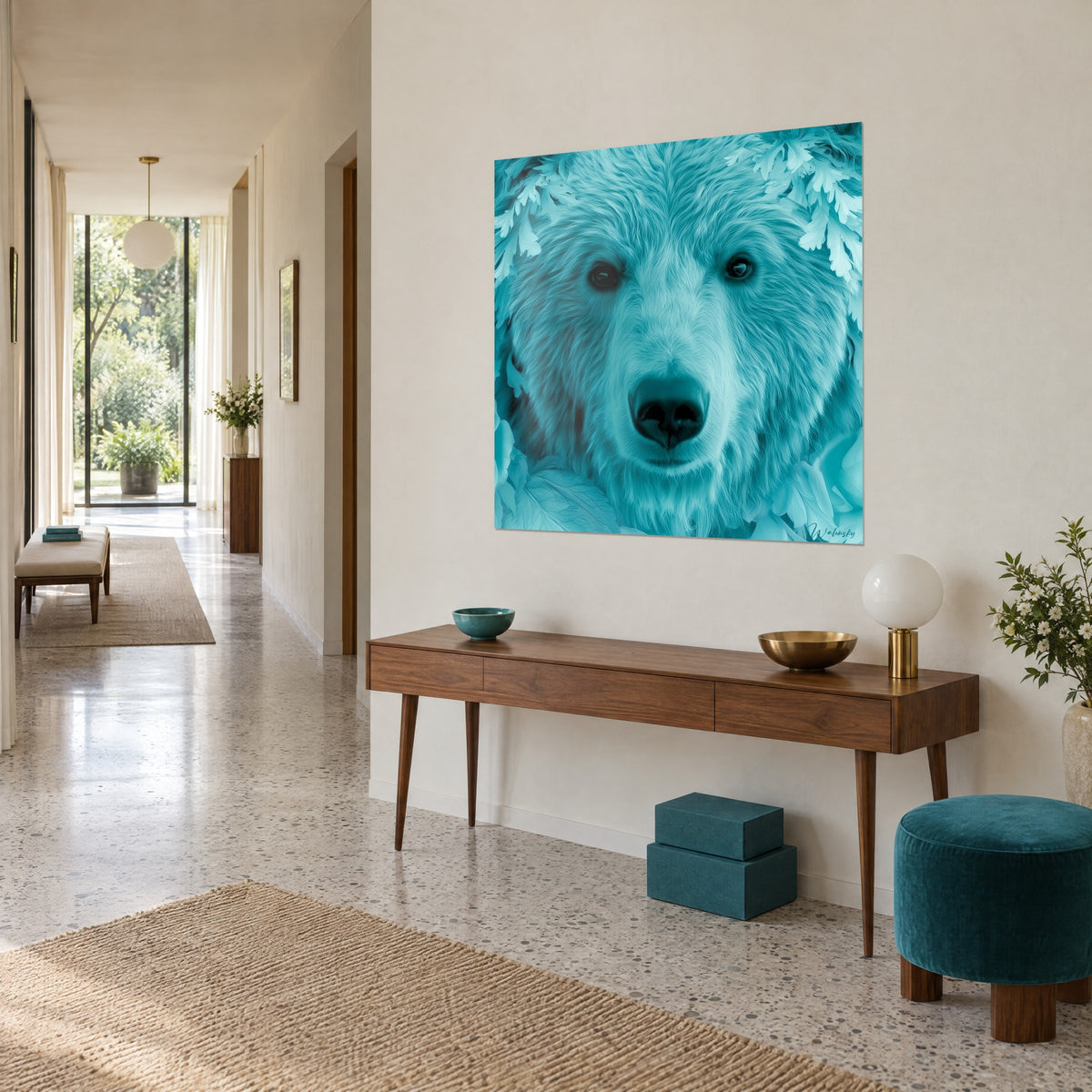 Tableau grizzly de face, museau noir et fourrure bleu glacier ornée de feuillages pâles, mur crème d'un couloir ouvert