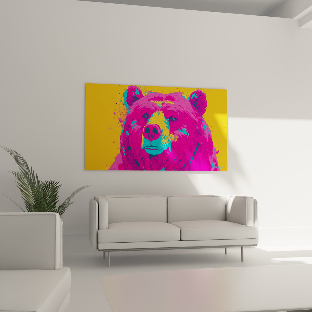 Museau d'ours brun turquoise et rose fuchsia suspendu au-dessus d'un canapé dans un salon lumineux
