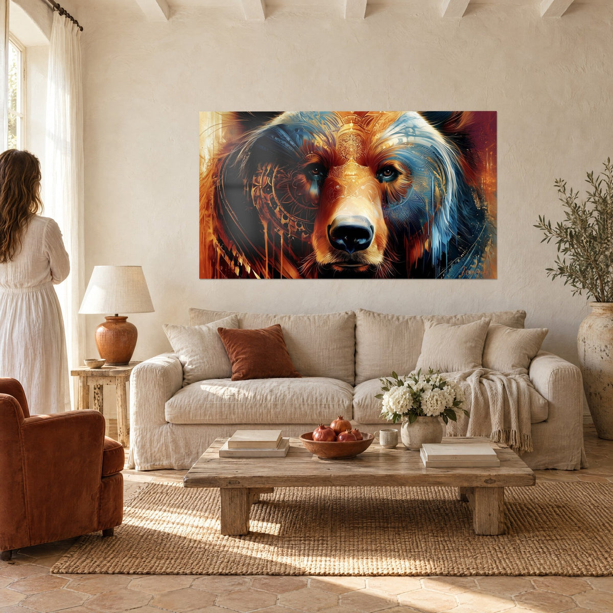 Quadro orso bruno dallo sguardo ambrato, muso nero e criniera blu decorata con mandala, sopra un divano in un soggiorno luminoso