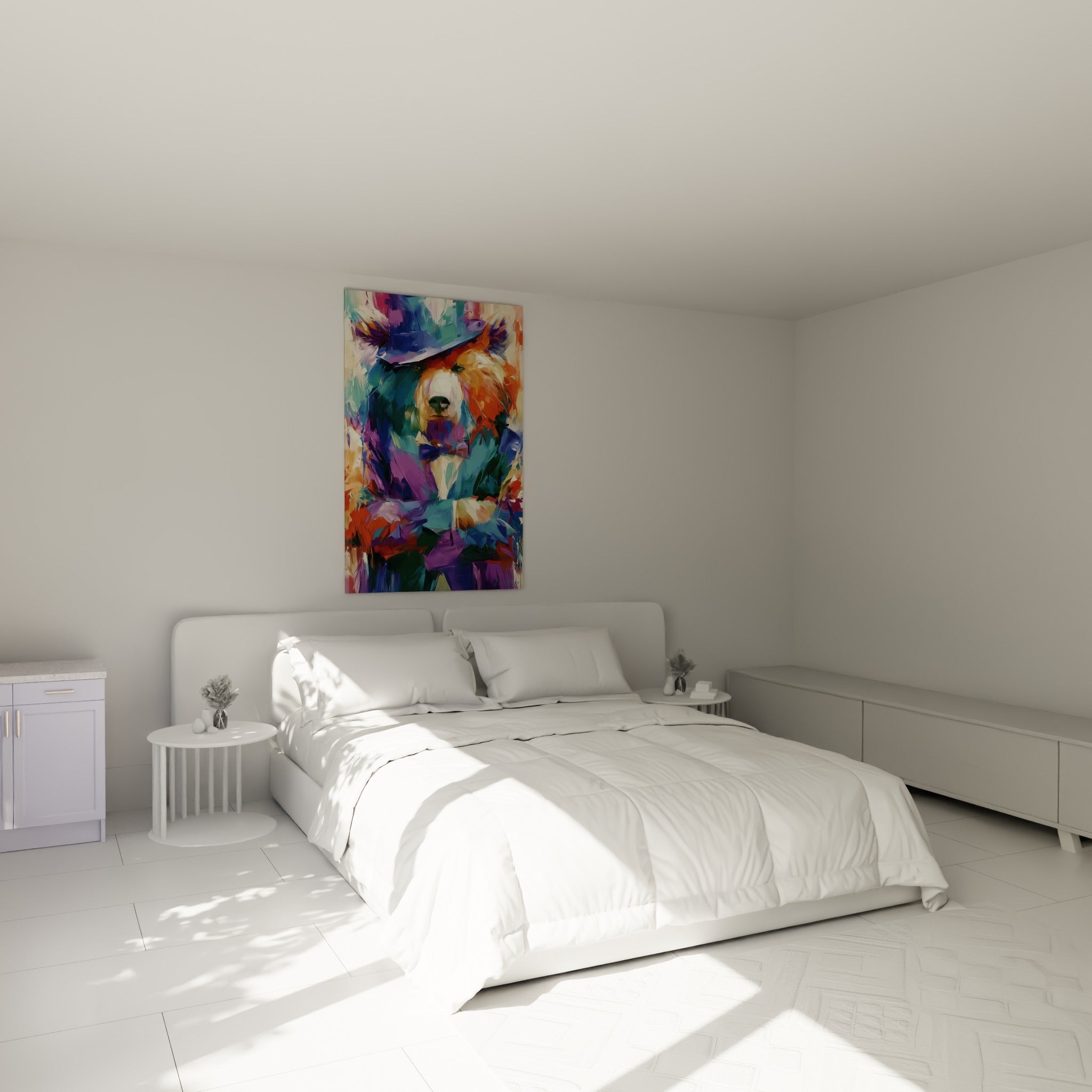 Ours brun élégant en costume violet et turquoise, accroché au-dessus d'un lit dans une chambre claire