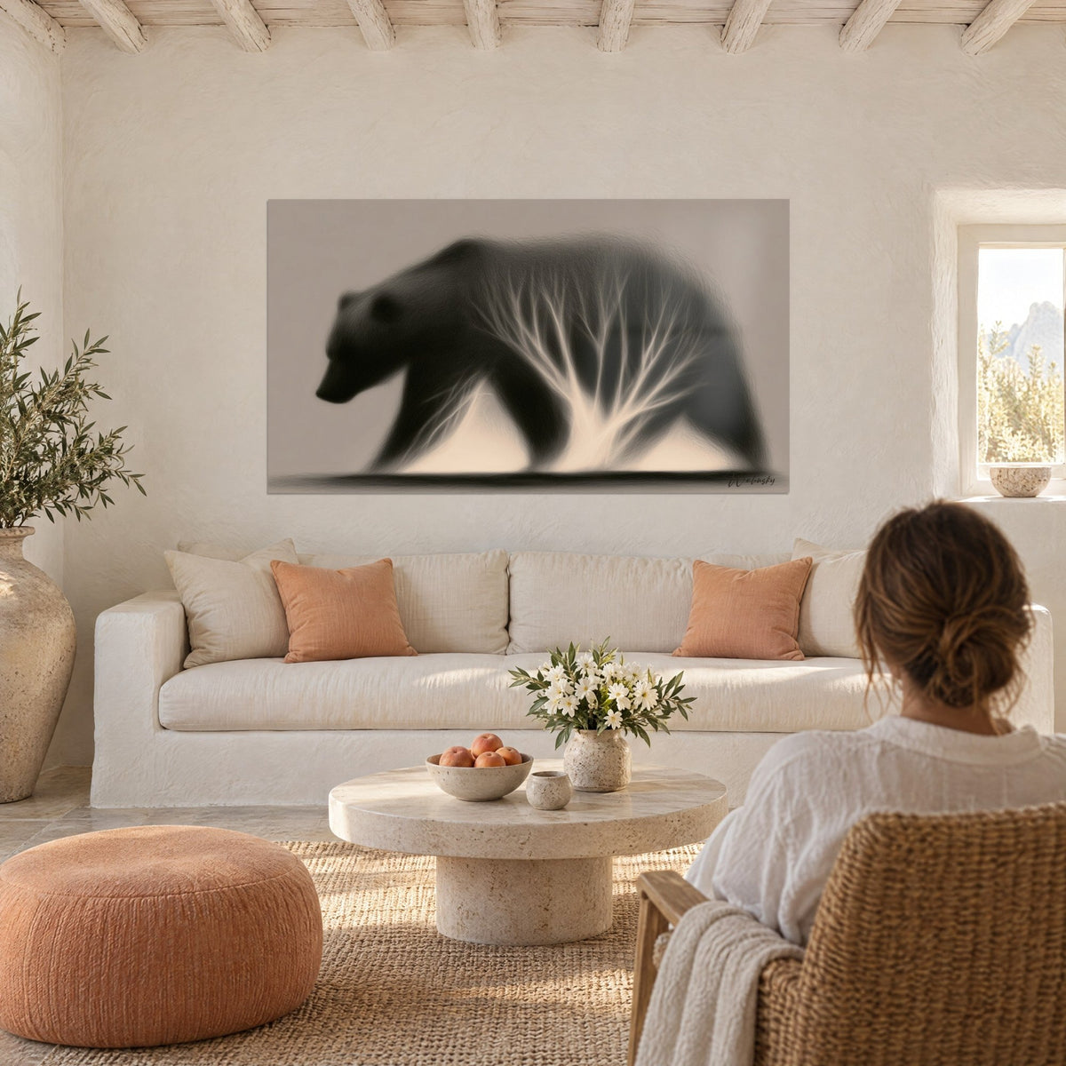 Gemälde Braunbär in Taupe mit verlaufendem Fell, cremefarbene blitzförmige Verästelungen, Frau von hinten, über einem Sofa in einem hellen Wohnzimmer