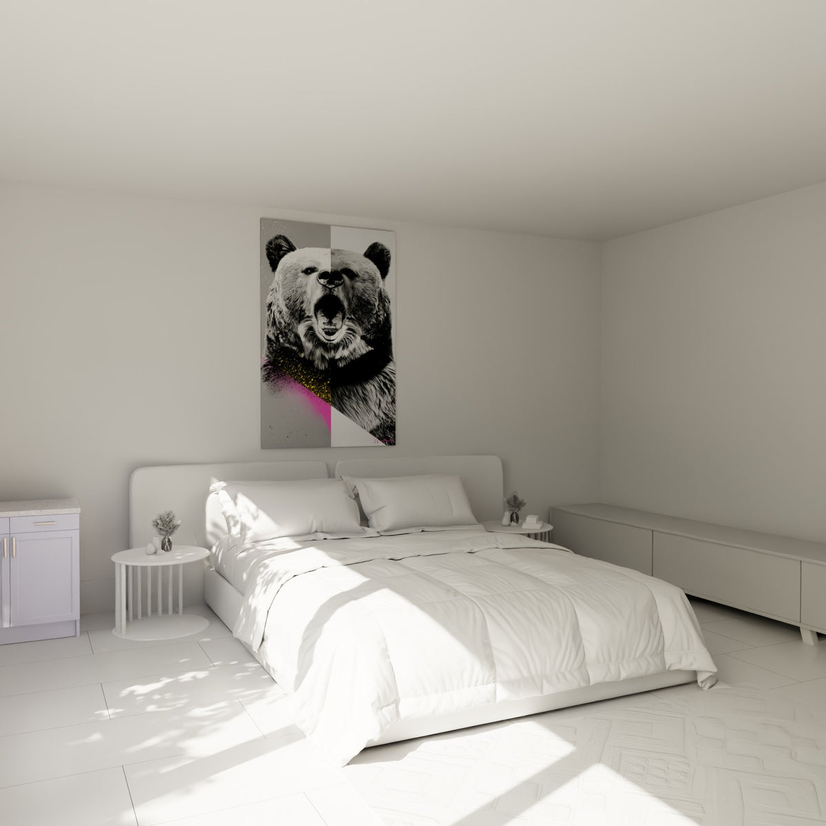 Gueule ouverte de l'ours brun aux touches roses et dorées au-dessus d'un lit dans une chambre claire