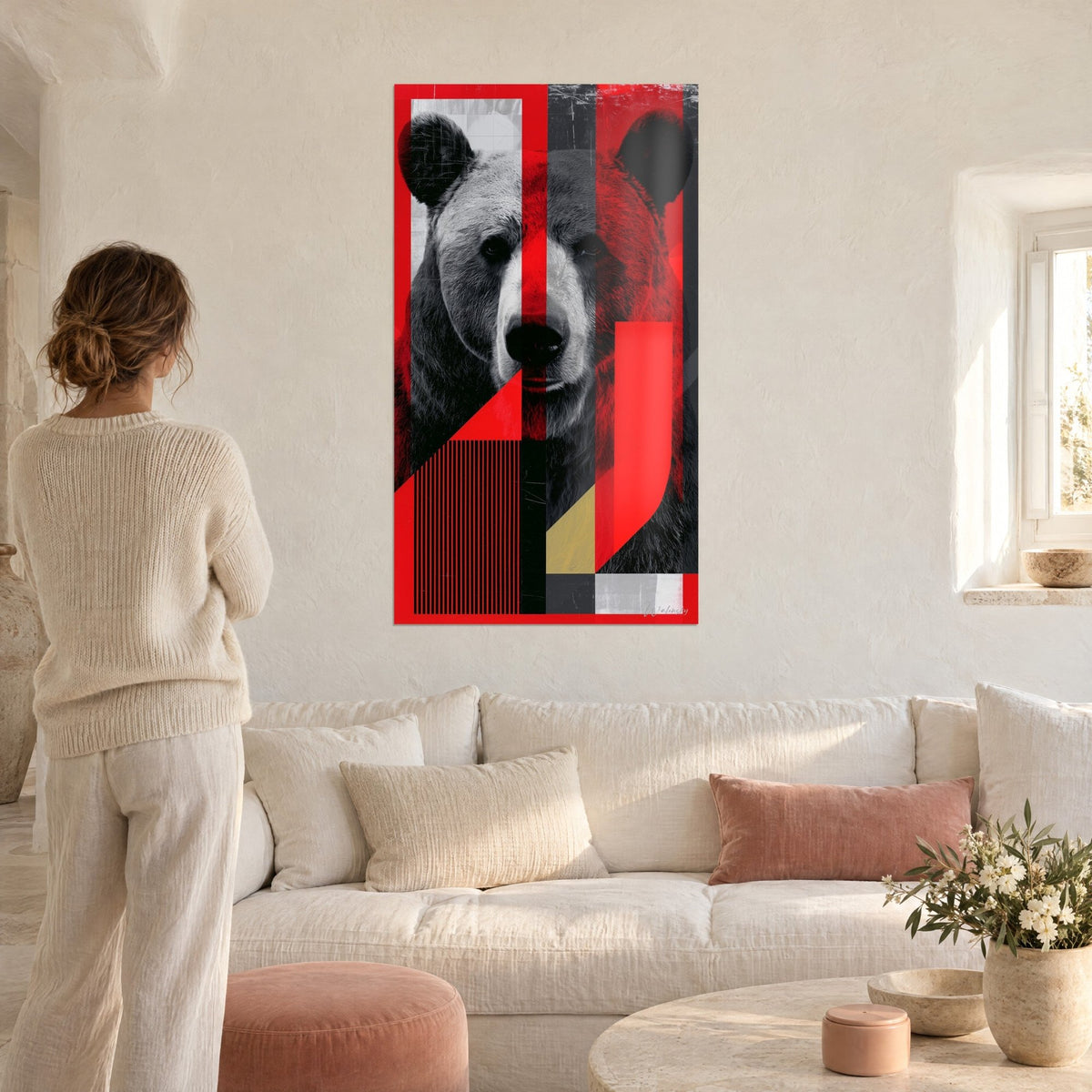 Gemälde Braunbär mit halb schwarzem, halb rotem Gesicht, vertikale Streifen, Frau von hinten über einem Sofa in einem hellen Wohnzimmer