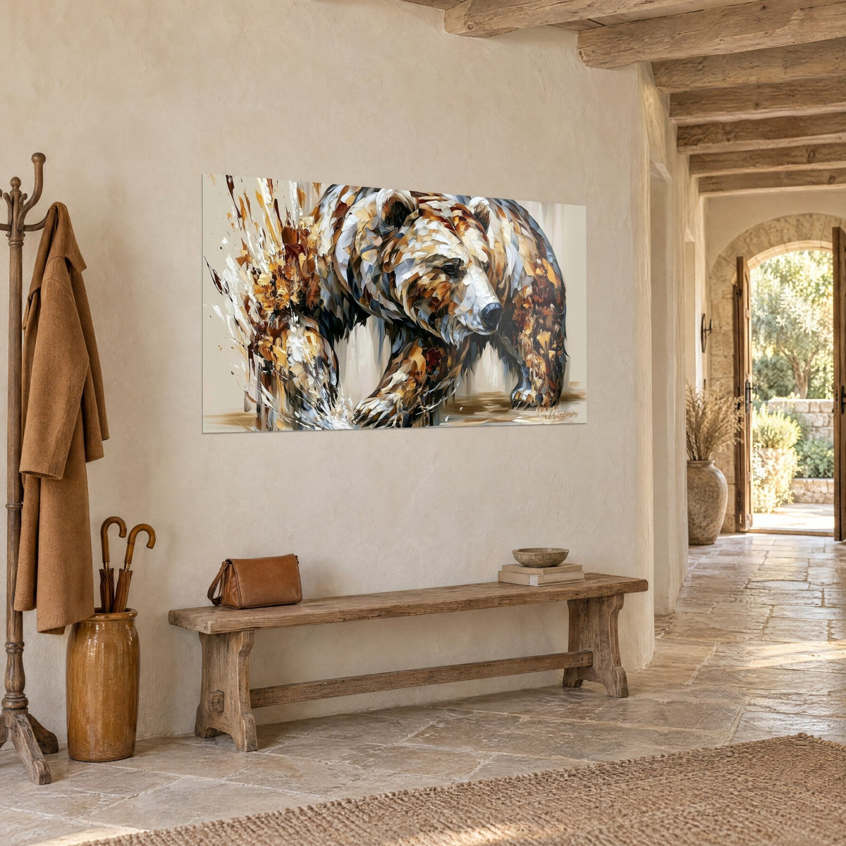 Quadro orso bruno che avanza, manto di pennellate miele e grigio perla, gocce bianche, muro di pietra chiara, corridoio a volta di una casa di campagna