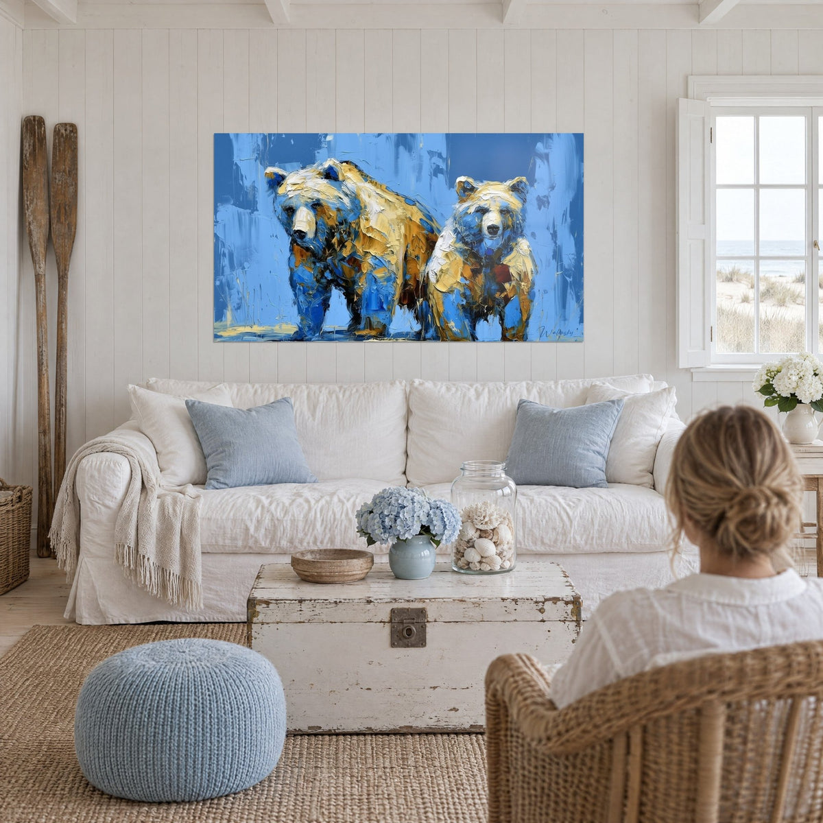 Gemälde zwei Grizzlybären mit ockerfarbenem Fell und kobaltblauem Hintergrund, pastose Spachtelmalerei, über einem Sofa in einem hellen Wohnzimmer