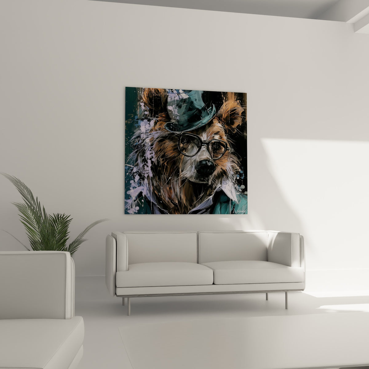 Ours brun ocre en veste turquoise, regard perçant, placé au-dessus d'un canapé dans un salon lumineux