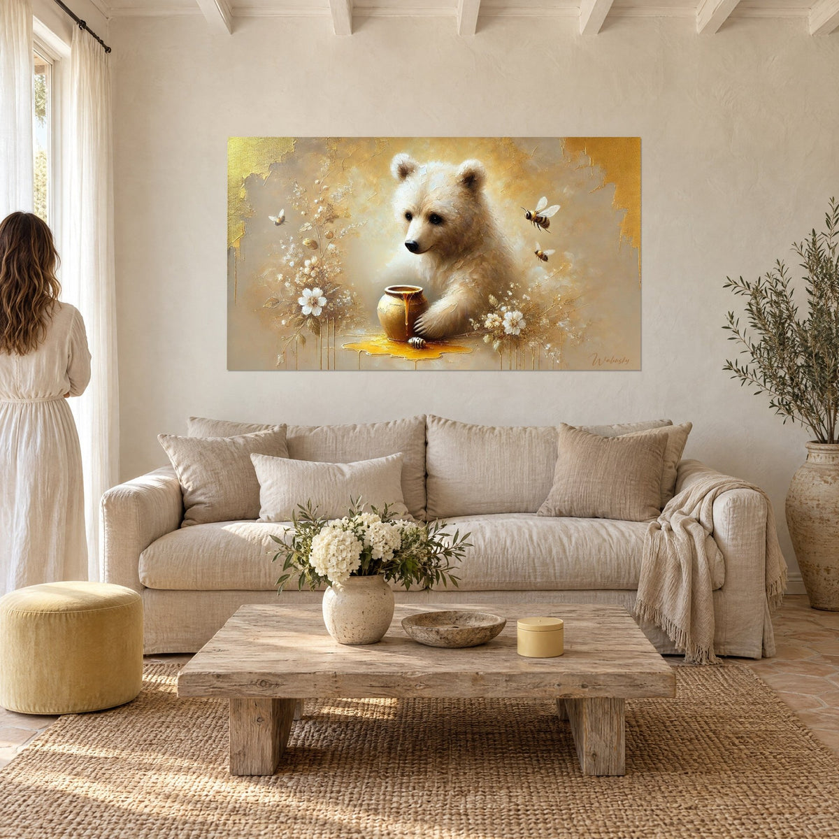 Tableau ourson blanc au pelage crème, pot de miel doré et abeilles, au-dessus d'un canapé dans un salon lumineux