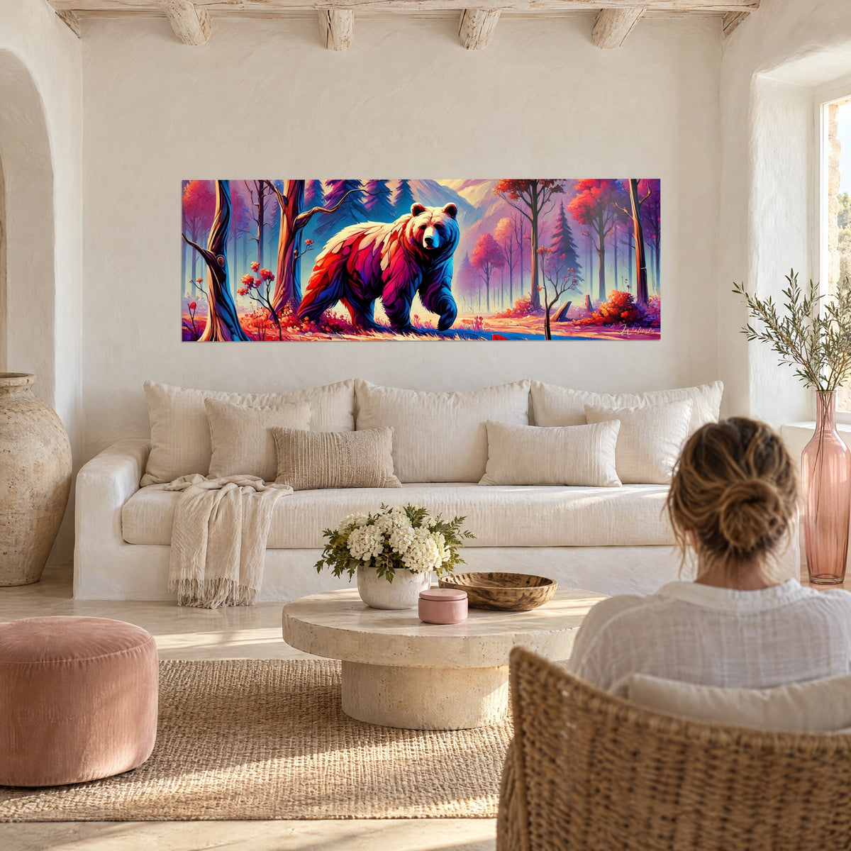 Tableau ours brun marchant entre des troncs rouge feu et bleu nuit, feuillage magenta, au-dessus d'un canapé dans un salon lumineux