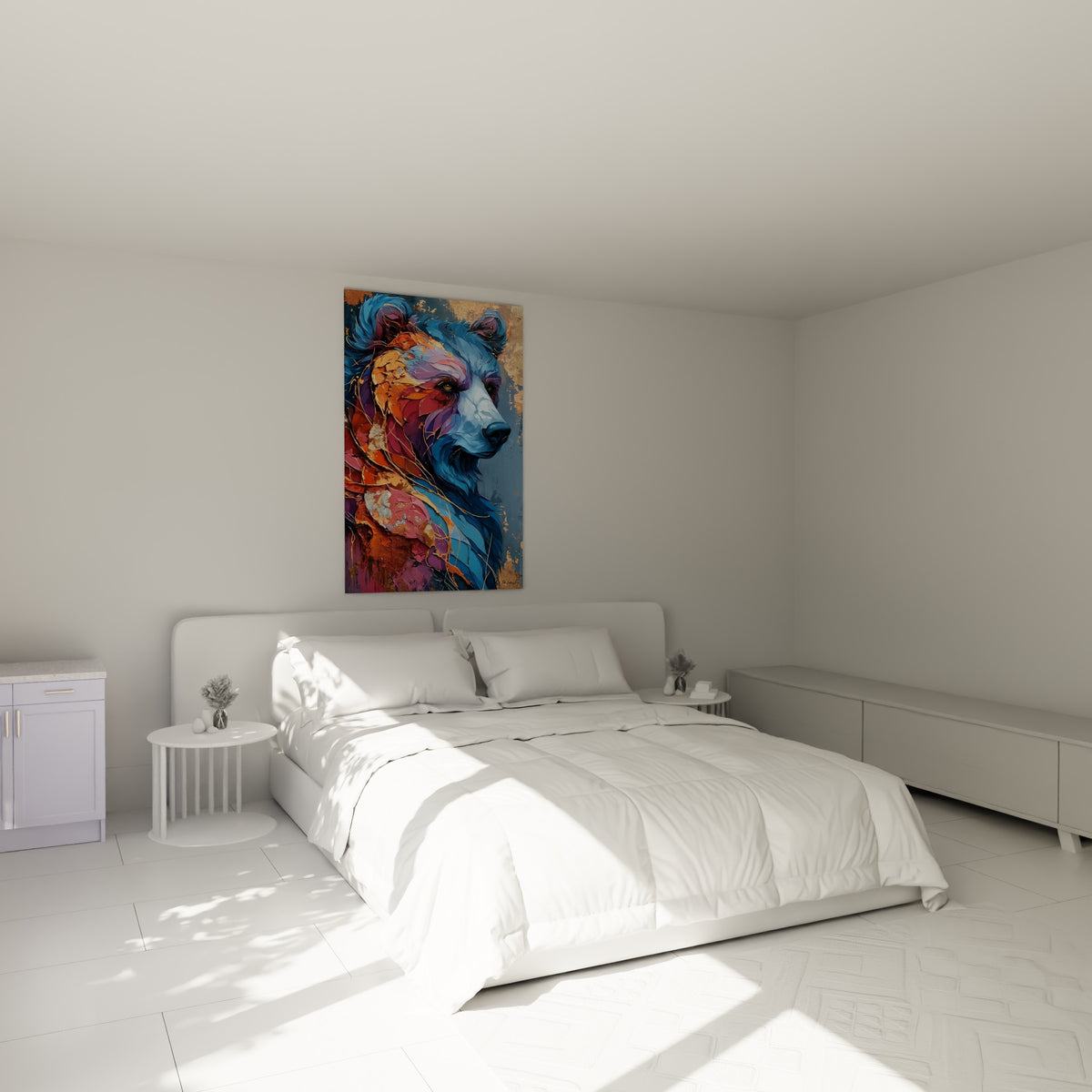 Ours brun bleu pastel et cuivré au regard intense, accroché au-dessus d'un lit dans une chambre claire