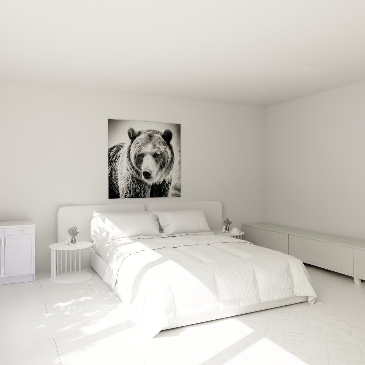 Ours brun massif aux nuances grises et blanches, accroché au-dessus d'un lit dans une chambre claire