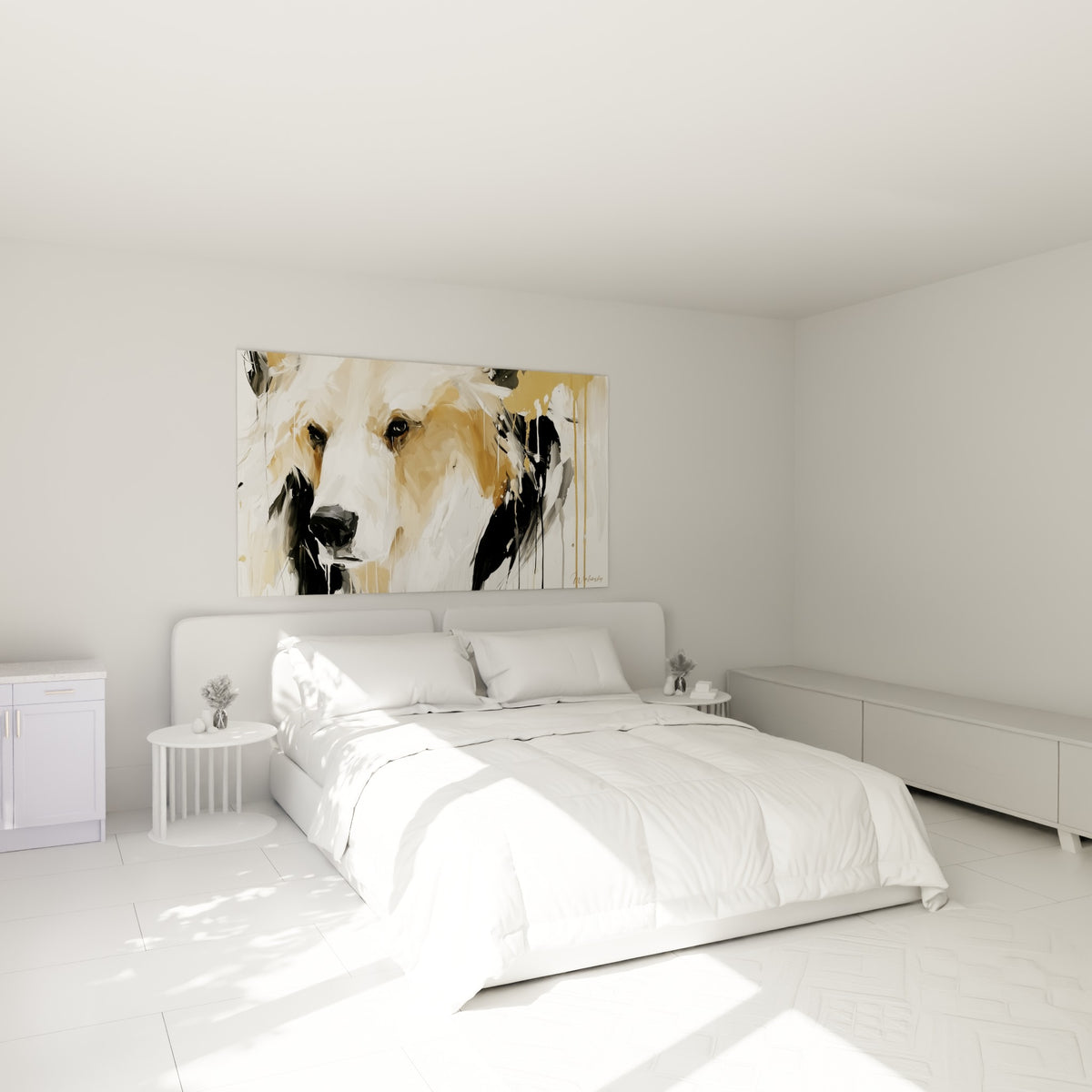 Regard perçant de l'ours brun beige et noir accroché au-dessus d'un lit dans une chambre claire