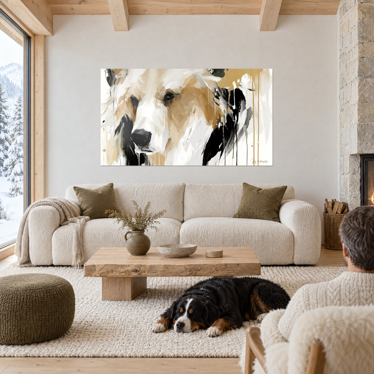 Quadro orso dal muso nero, pelo crema e ocra, colature dorate, cane sdraiato davanti, sopra un divano in un soggiorno luminoso