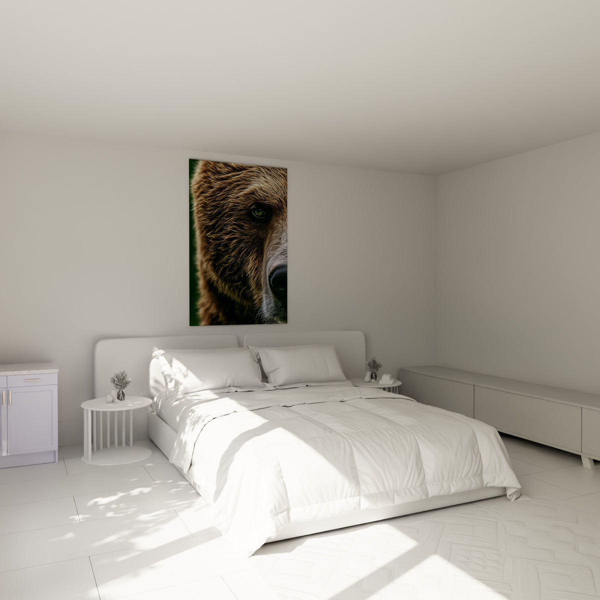 Regard vert d'un ours brun texturé accroché au-dessus d'un lit dans une chambre claire