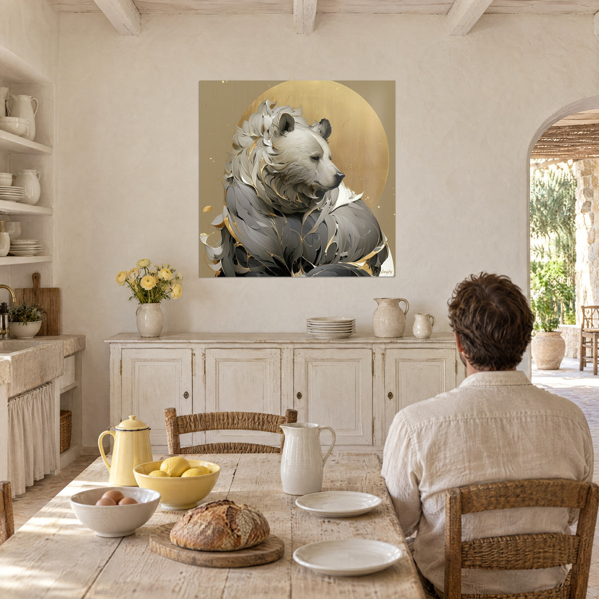 Tableau ours endormi de profil, museau noir, crinière crème striée d'or, face à une table de petit-déjeuner dans le mas