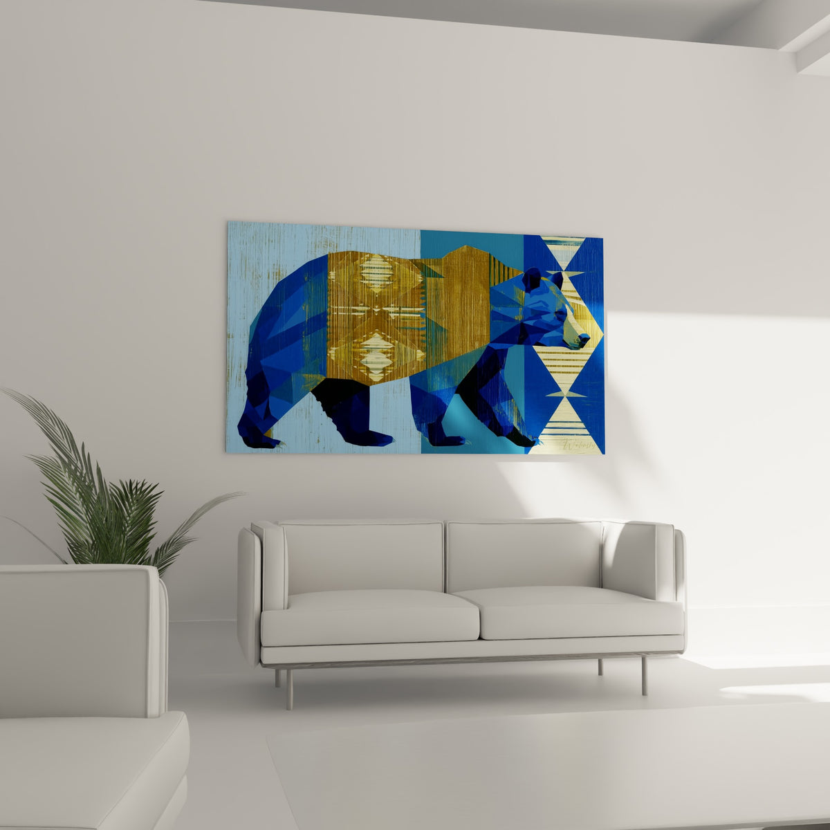 Ours brun stylisé en polygones bleu nuit et doré, disposé au-dessus d'un canapé dans un salon lumineux