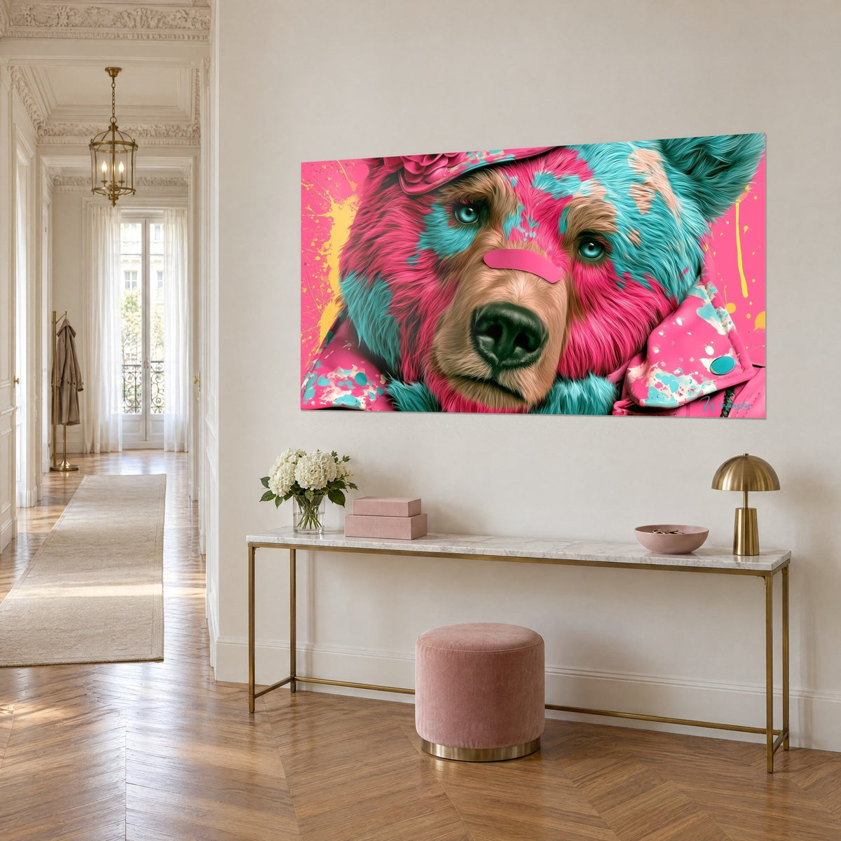 Quadro ritratto di orso dagli occhi turchesi, berretto decorato con un fiore rosa e schizzi gialli, su una parete in stile haussmanniano