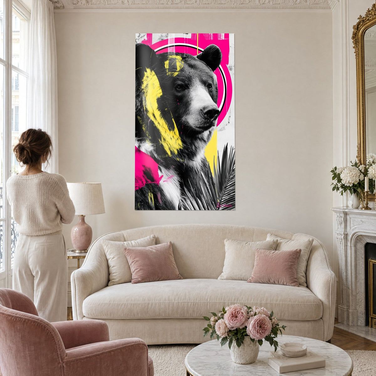 Gemälde eines massigen schwarzweißen Bären, rosa und gelbe Farbspritzer, fuchsiafarbener Kreis, eine Frau von hinten, über einem Sofa in einem hellen Wohnzimmer