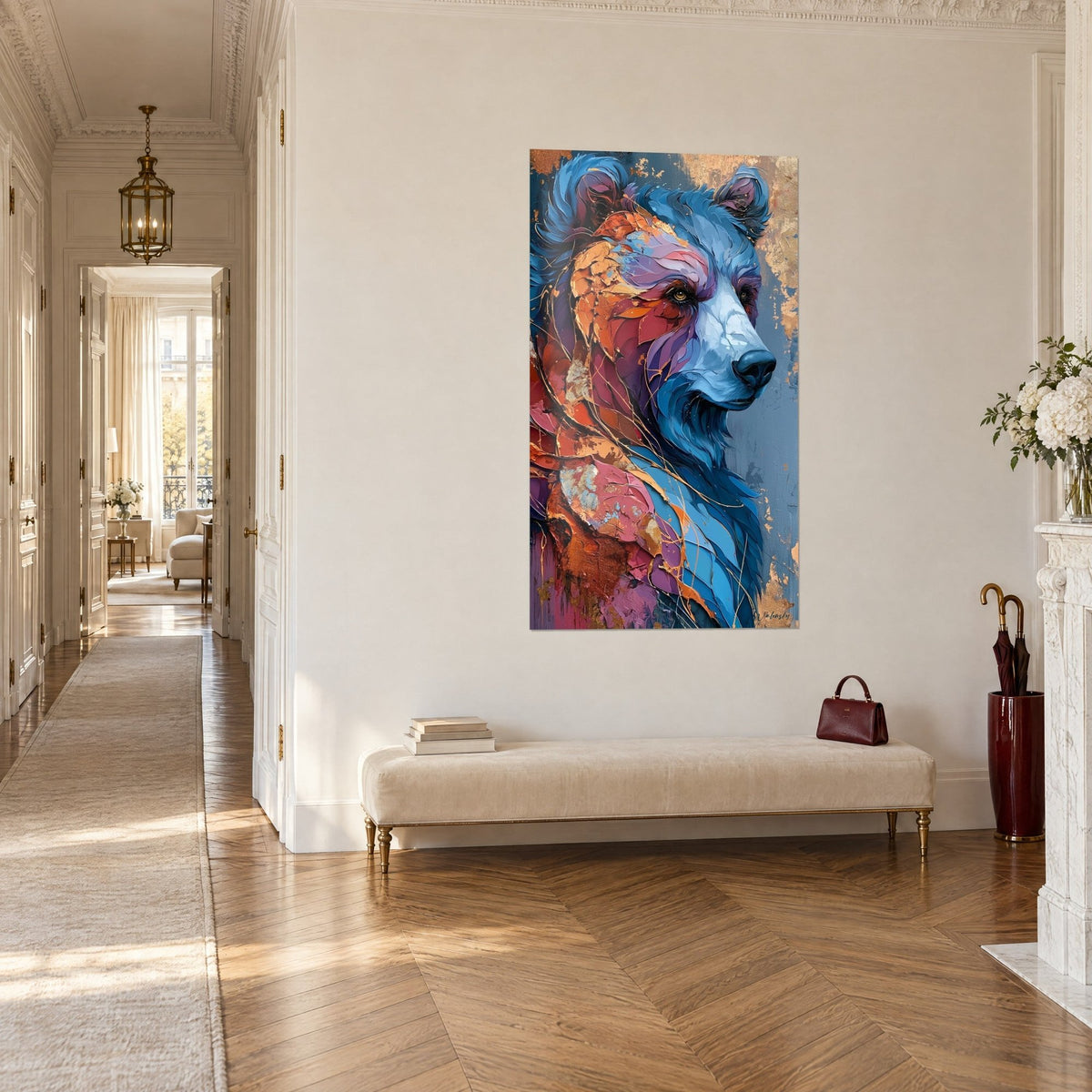 Quadro grande orso di profilo rivolto a destra, pelo blu reale e arancio ramato, in fondo a un corridoio in stile haussmanniano