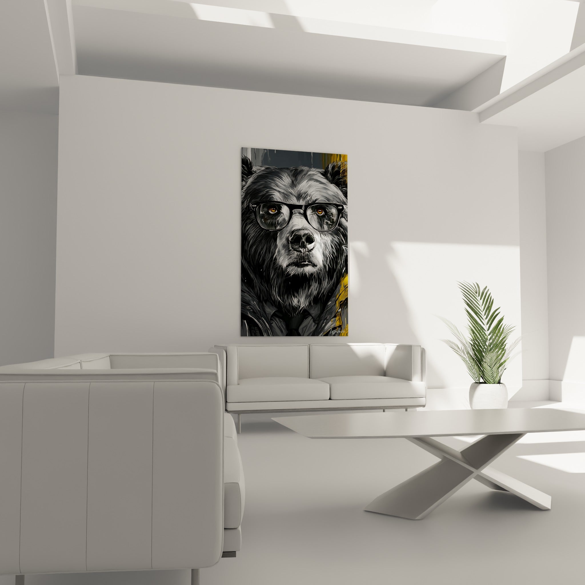 Ours brun à lunettes, teintes anthracite et jaune moutarde, au-dessus d'un canapé dans un salon lumineux