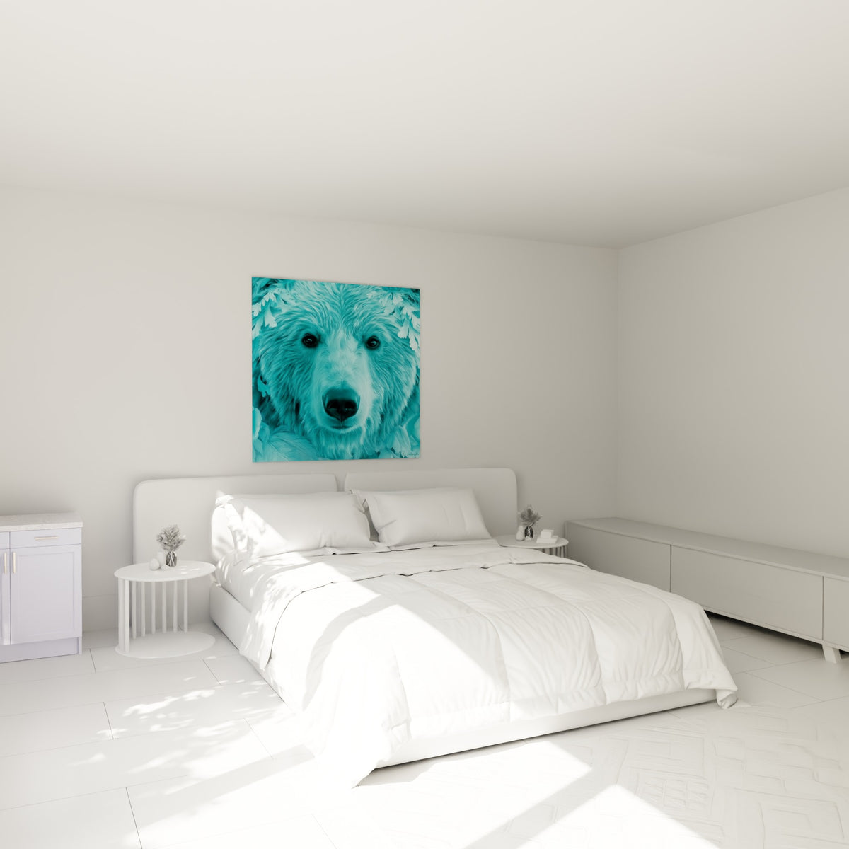 Portrait d'ours brun turquoise et blanc glacé accroché au-dessus d'un lit dans une chambre claire