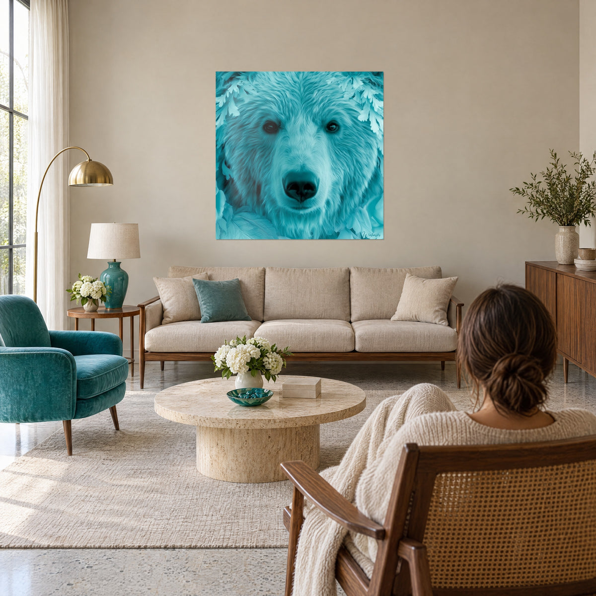 Tableau portrait d'ours aux yeux sombres et au pelage turquoise, feuilles givrées blanches, au-dessus d'un canapé dans un salon lumineux