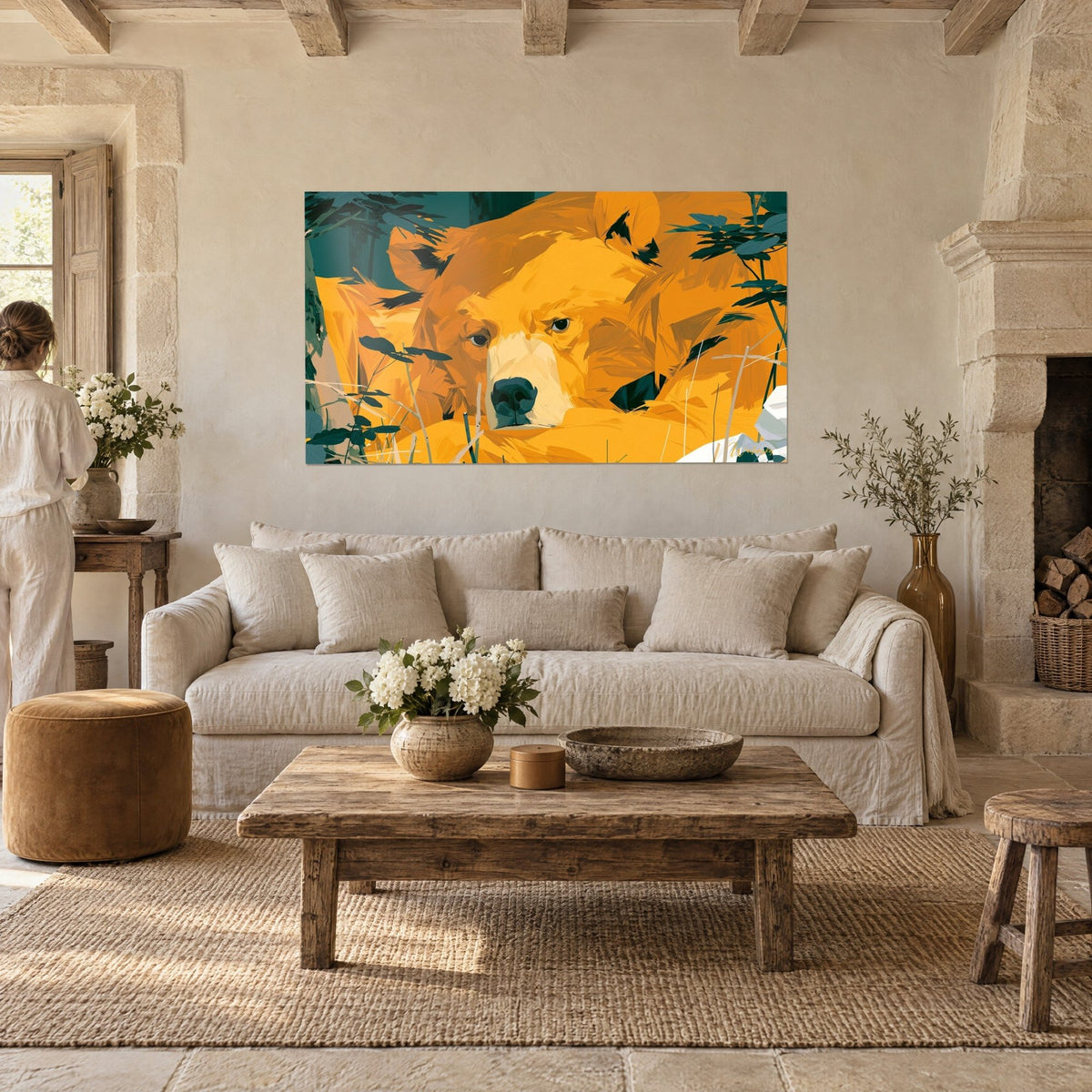 Tableau grand ours orange aux yeux sombres, fond sarcelle et feuillages noirs, au-dessus d'un canapé dans un salon lumineux