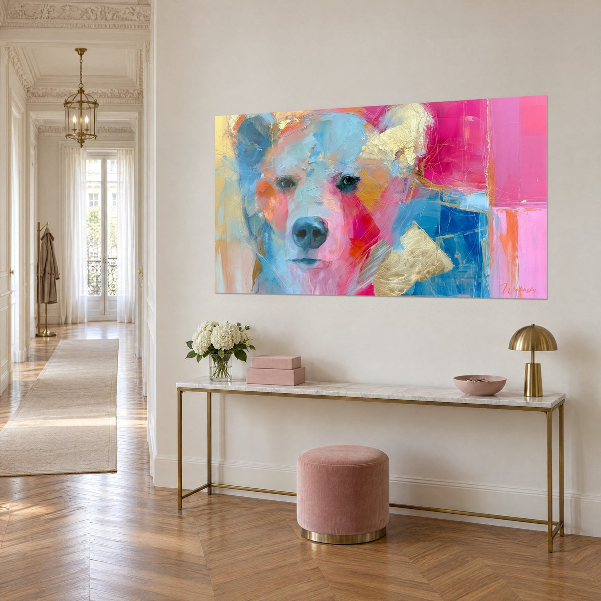 Cuadro retrato onírico de osezno, hocico azul pizarra, tonos fucsia y dorados, encima de una consola dorada de estilo haussmanniano