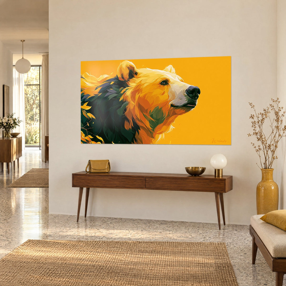 Tableau grizzly de profil aux plumes de feuillage vert forêt et orange miel, fond jaune vif, sur un mur crème au-dessus d'une console