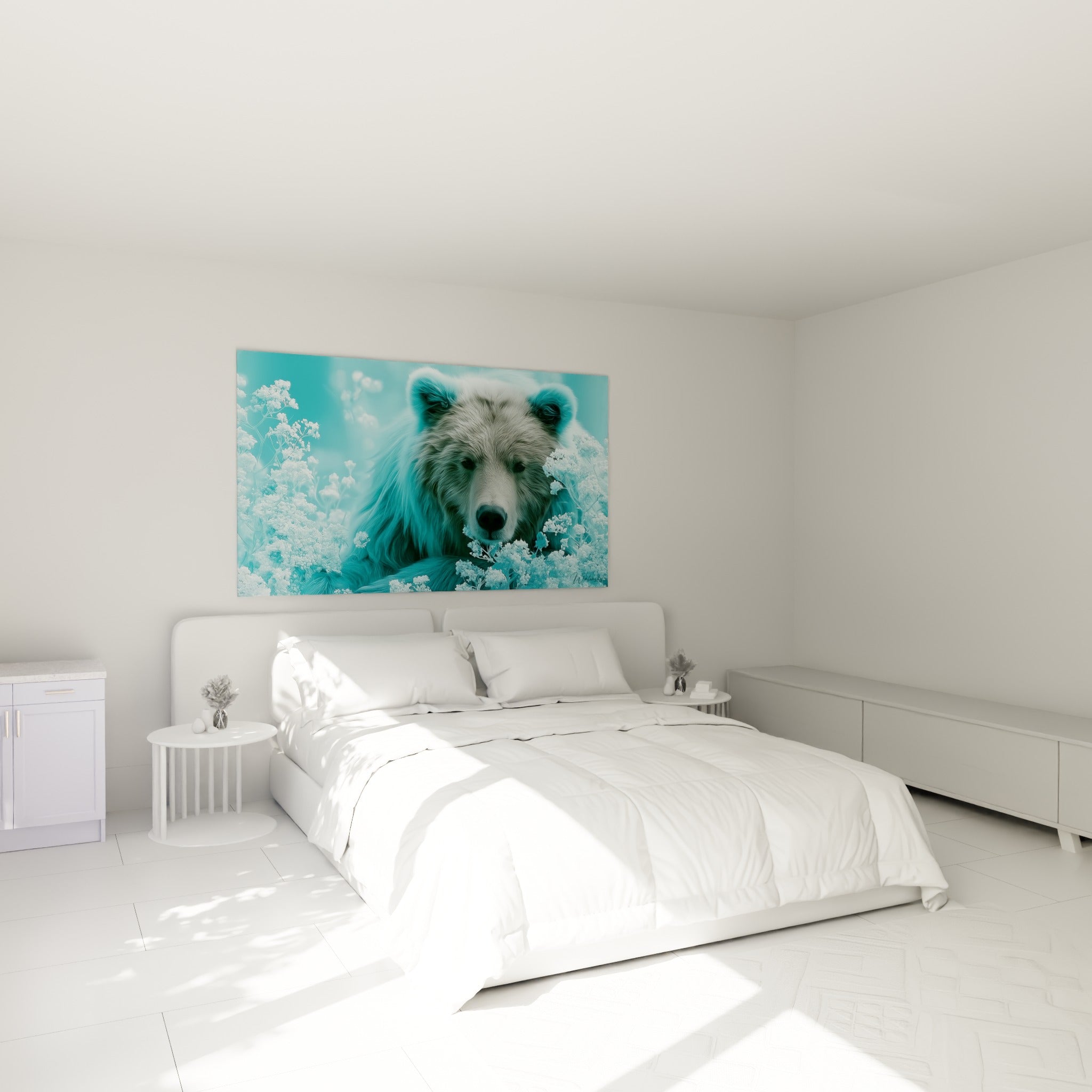 Museau sombre et pelage turquoise de l'Ours brun, fleurs blanches, au-dessus d'un lit dans une chambre claire
