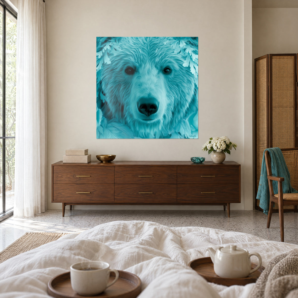 Tableau regard glacé d'un ours aux poils turquoise et feuillages givrés argentés, au-dessus d'un lit dans une chambre claire
