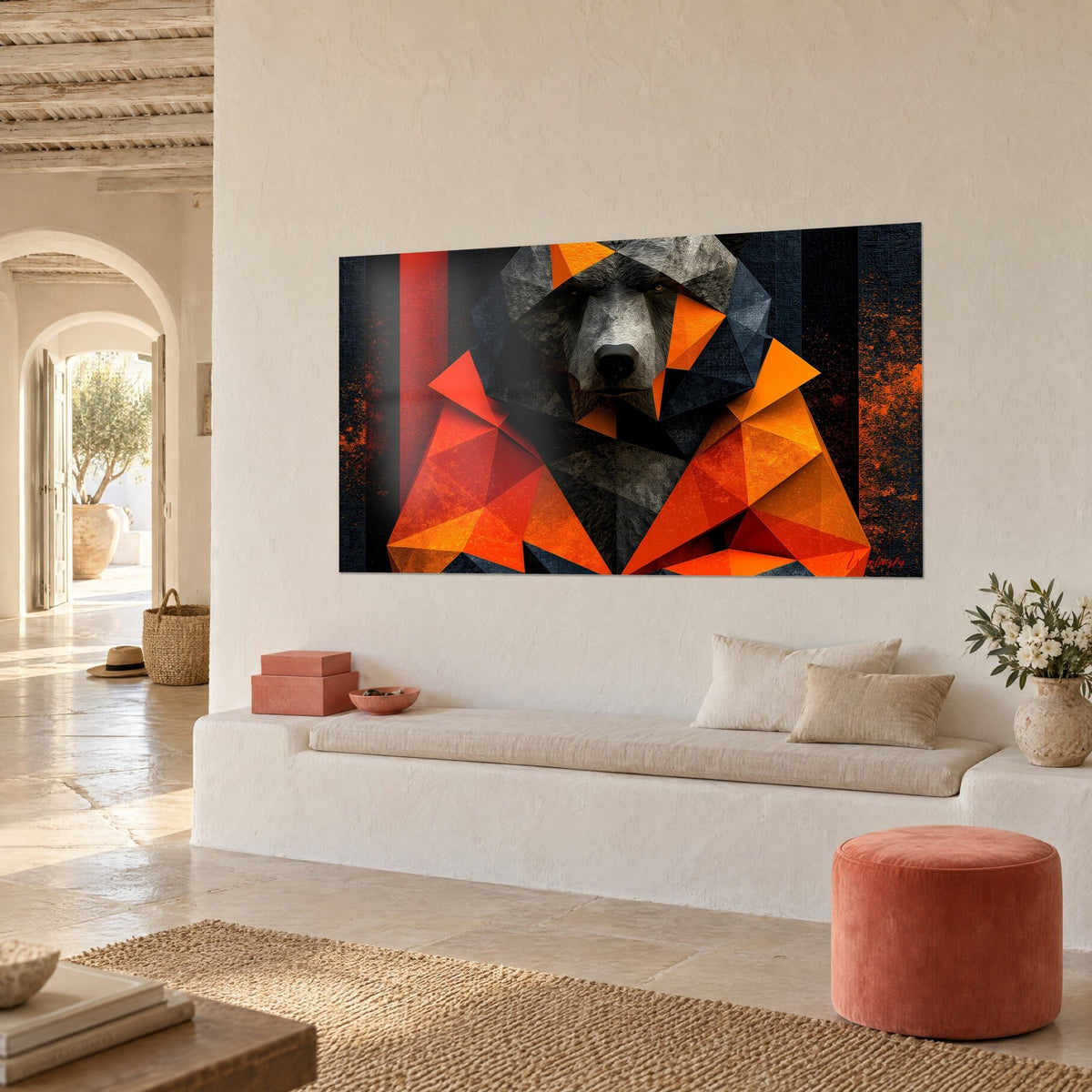 Tableau grizzli géométrique en polygones orange vif et noir charbon, bande rouge à gauche, mur chaulé et arche, vue de trois-quarts