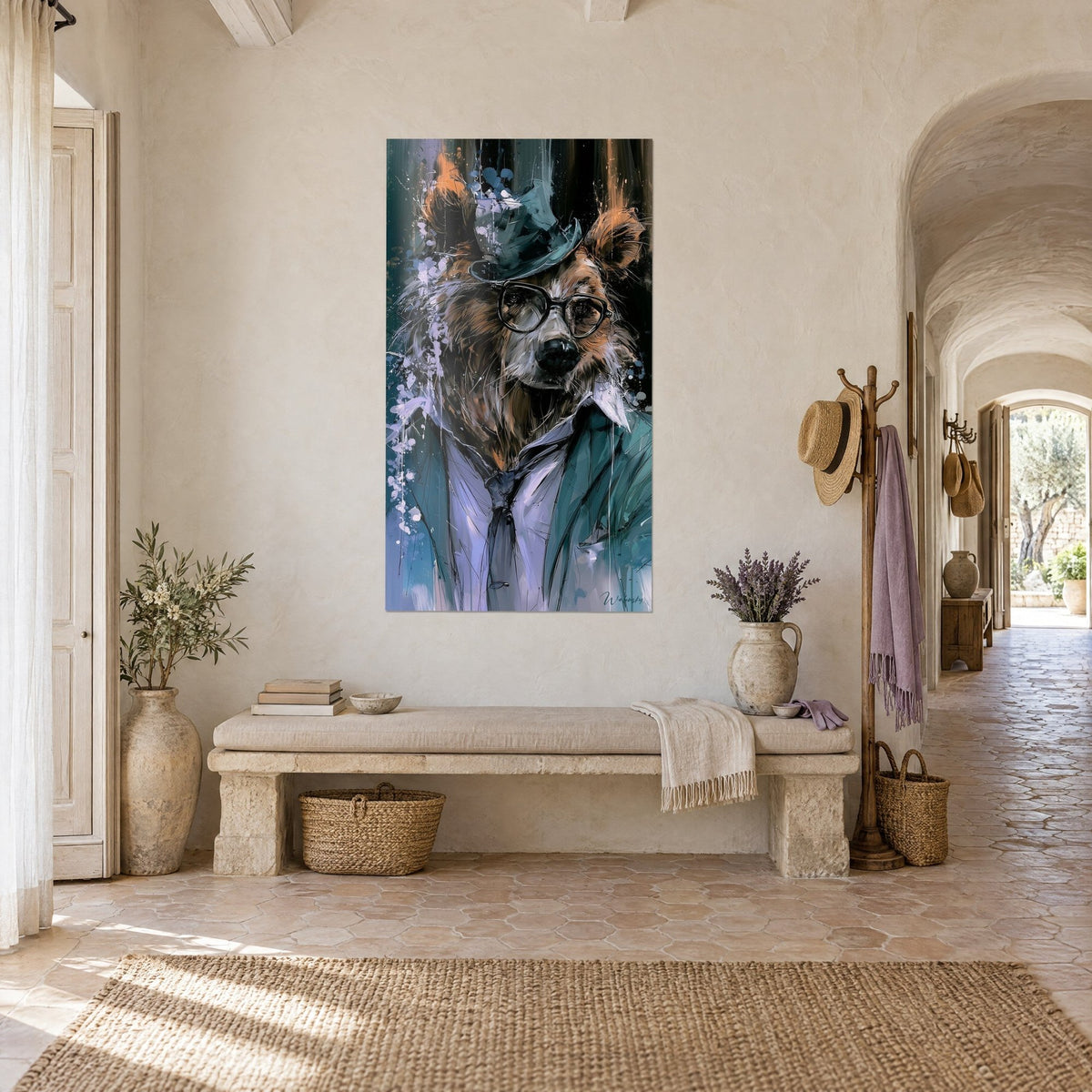 Tableau portrait d'un grizzly élégant, pelage fauve et cravate grise, fond bleu-vert, accroché dans un couloir de mas provençal