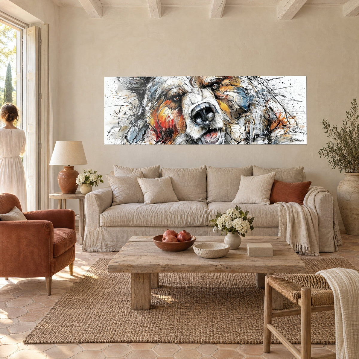 Gemälde Grizzlybär mit bernsteinfarbenem Blick, ockerfarbener Schnauze und schwarzen Kratzspuren, auf cremefarbener Wand über einem Sofa in einem hellen Wohnzimmer