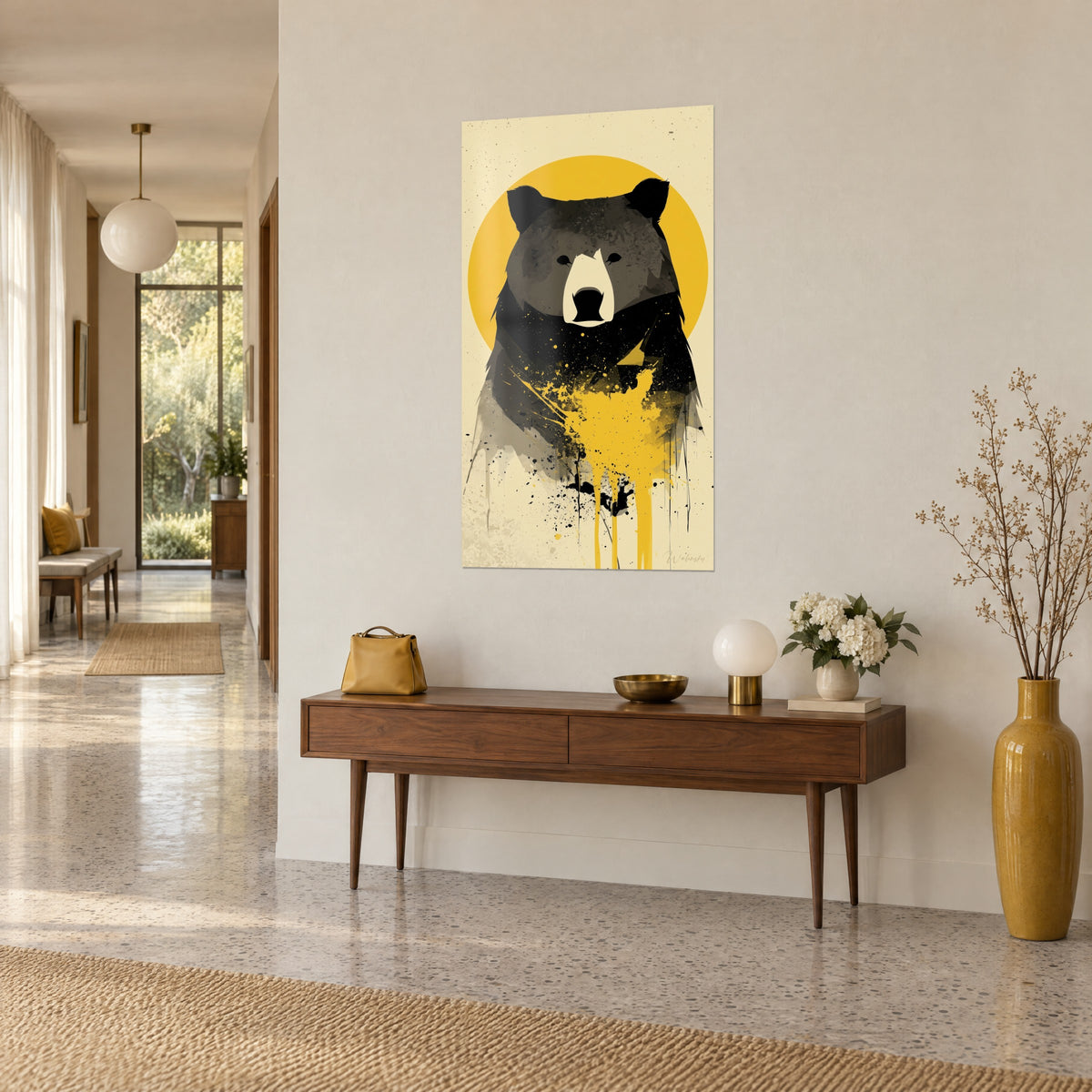Quadro grizzly stilizzato dalle orecchie nere, muso avorio e schizzi dorati, su una parete beige, console in legno, vista di tre quarti