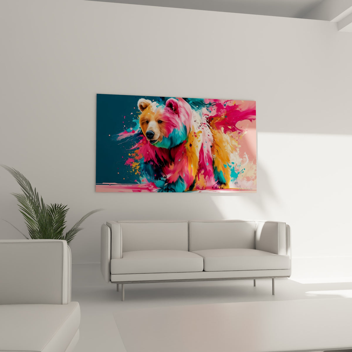 Regard sombre et fourrure orangée mêlée de turquoise de cet ours brun, au-dessus d'un canapé dans un salon lumineux
