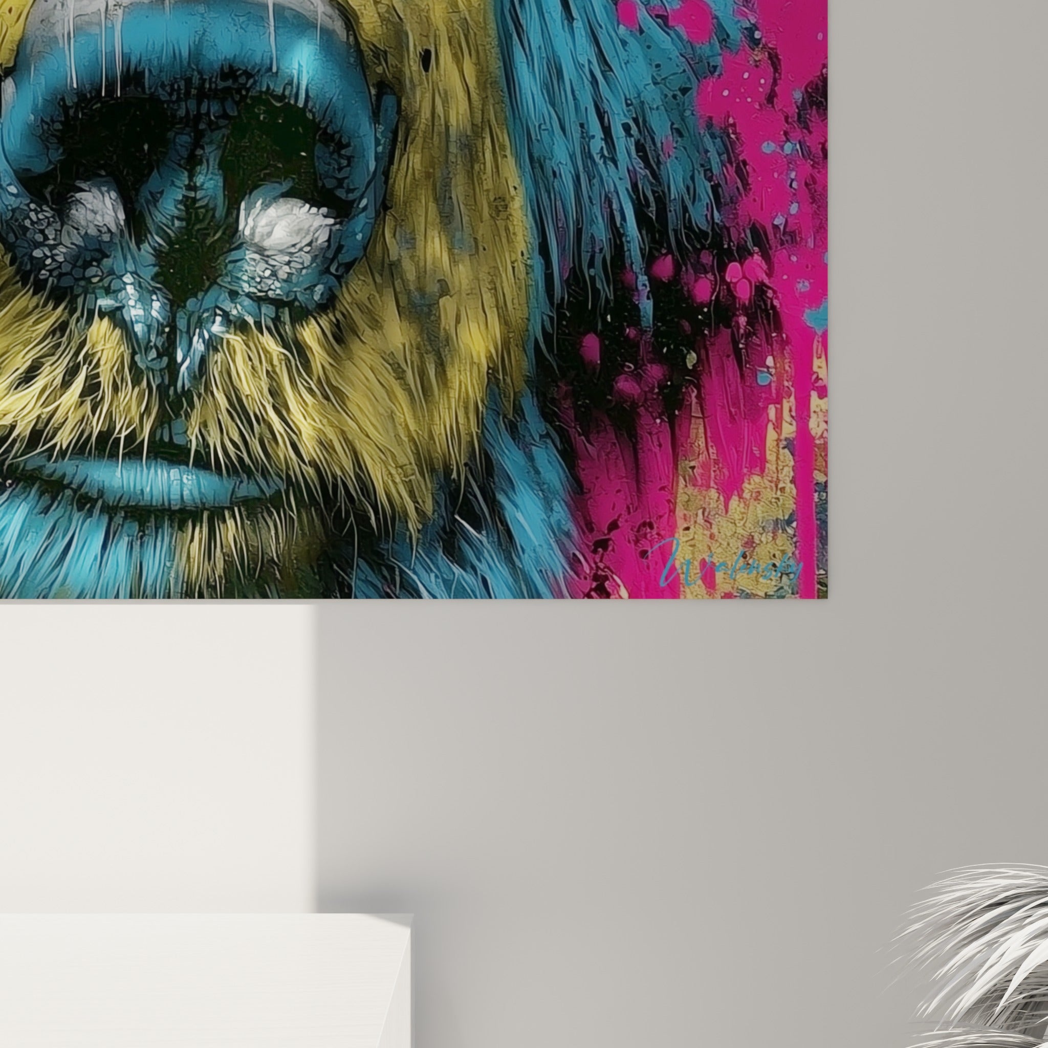 Coulures de peinture rose et jaune sur le pelage bleu turquoise de l'ours, grain et empâtements visibles
