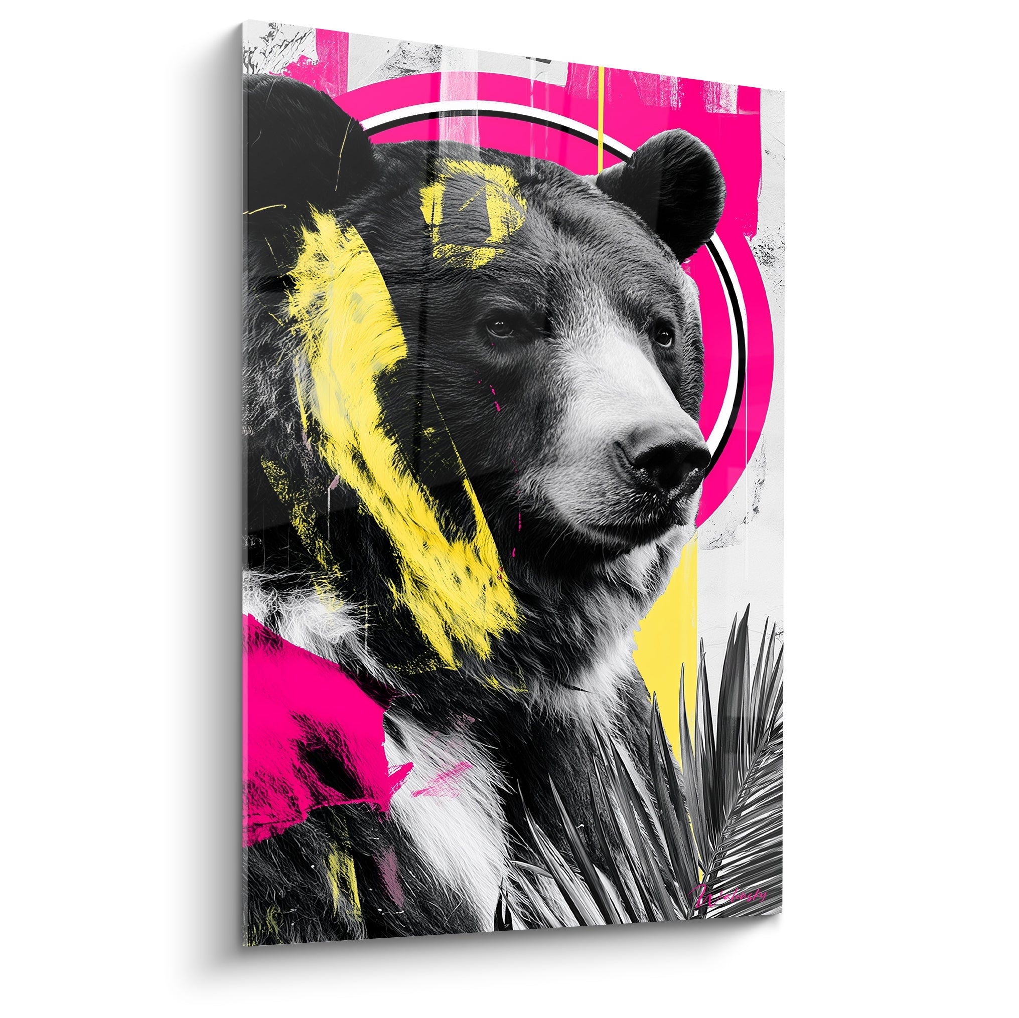 Ours brun en noir et blanc barré de rose fluo et jaune vif, portrait graphique sur fond urbain