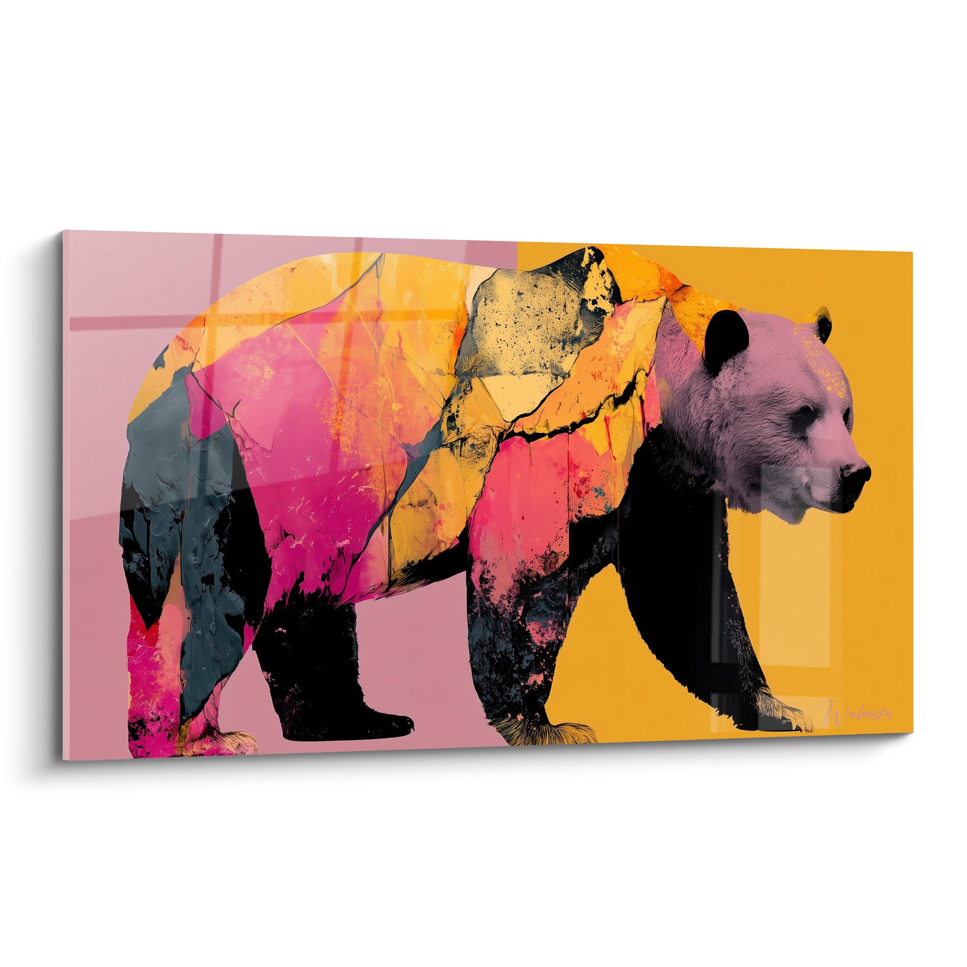 Ours brun en marche, corps fragmenté rose fuchsia et jaune moutarde, museau naturel gris et rose