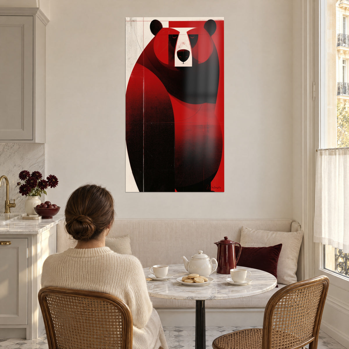 Tableau bête massive aux courbes rouge carmin et noir, truffe sombre sur masque ivoire, au-dessus d'un coin repas, cuisine haussmannienne